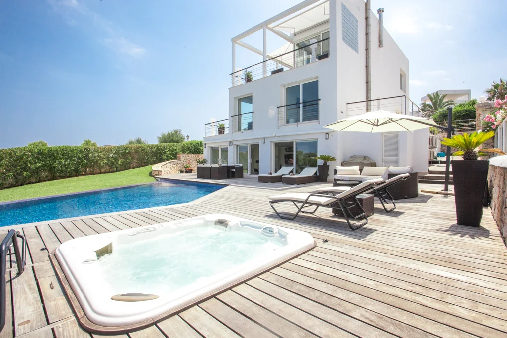 Dreamlike villa with pool, overlooking the marina