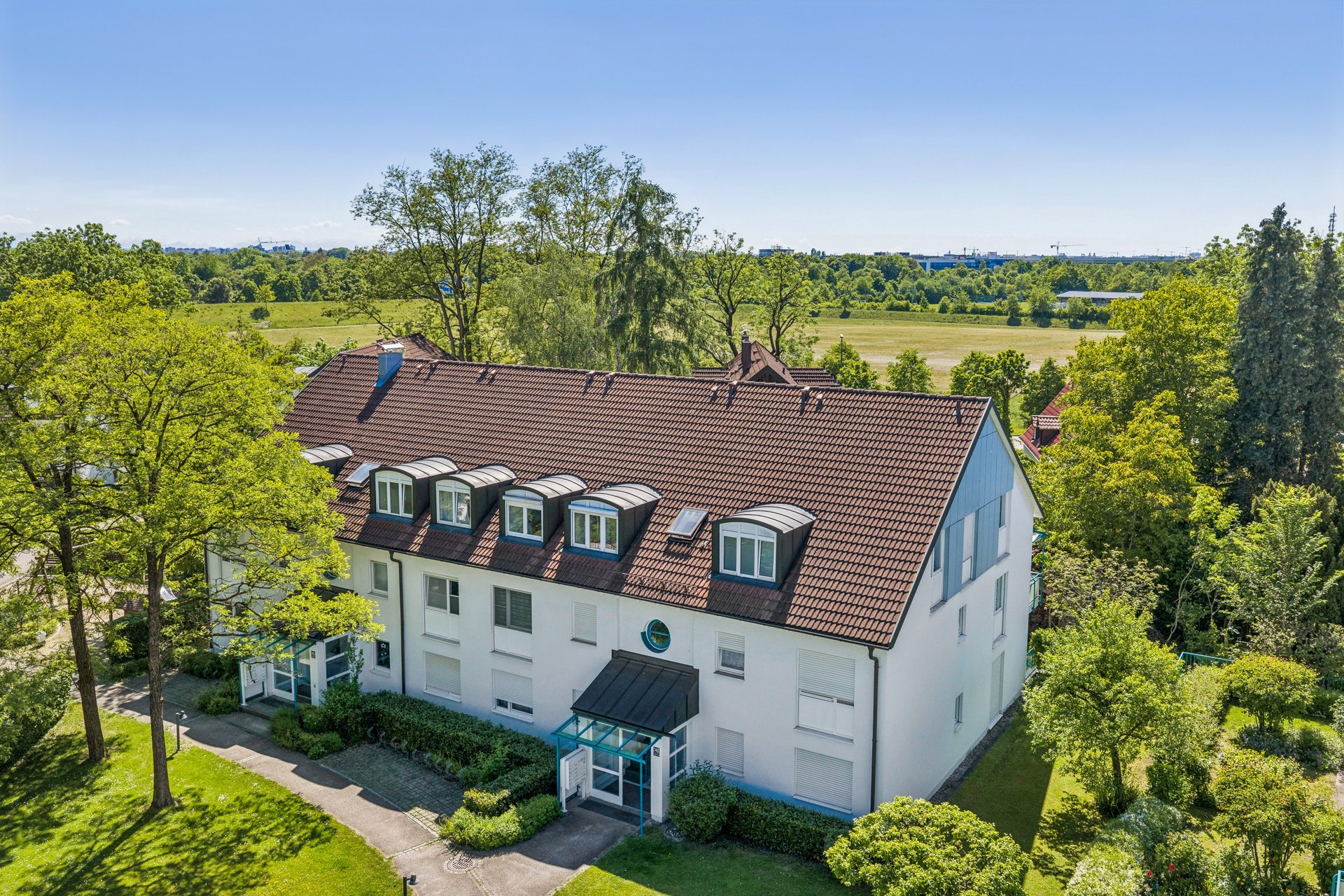 Charming 1-room apartment with west-facing balcony and underground parking space in a quiet residential area