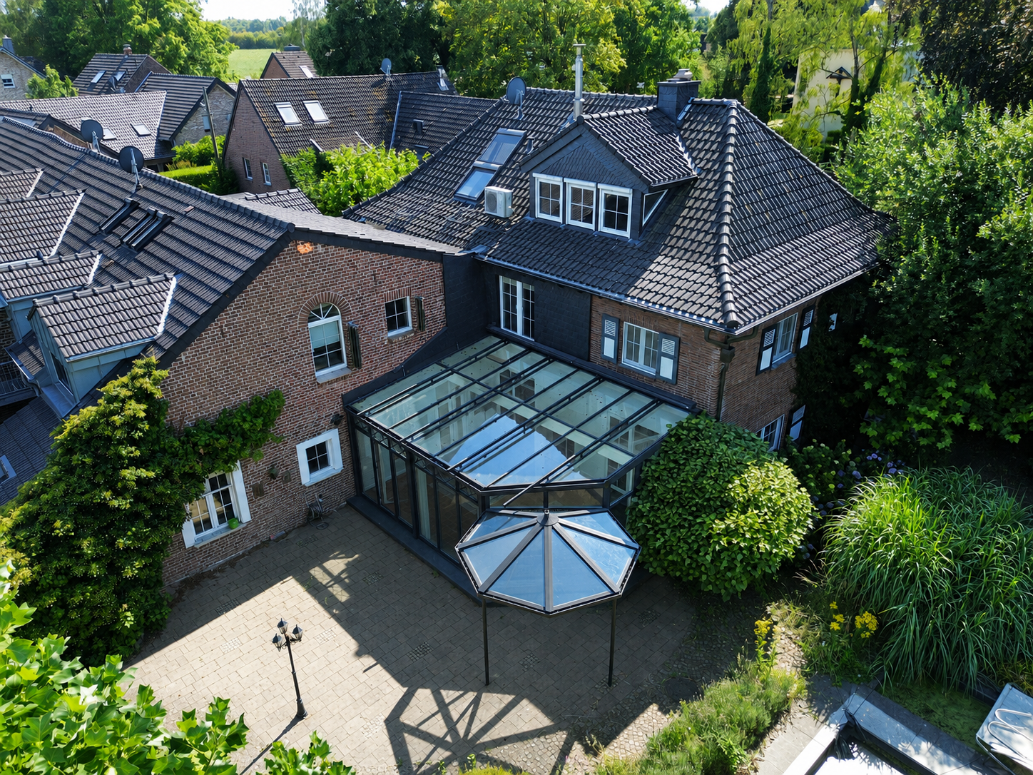 Herrenhaus mit parkähnlichem Grundstück, Wintergarten, Pool und eigenem Refugium
