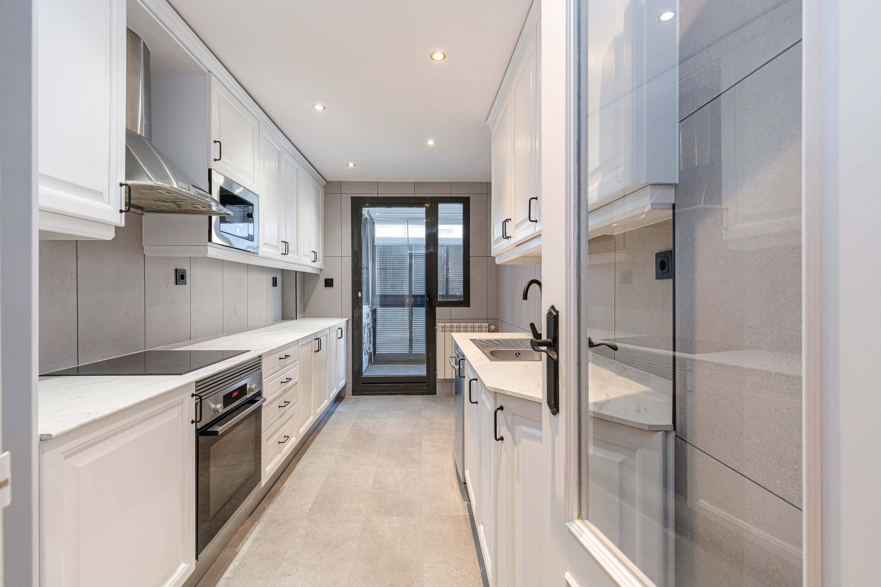 Four-bedroom apartment in Pozuelo with two parking spaces.