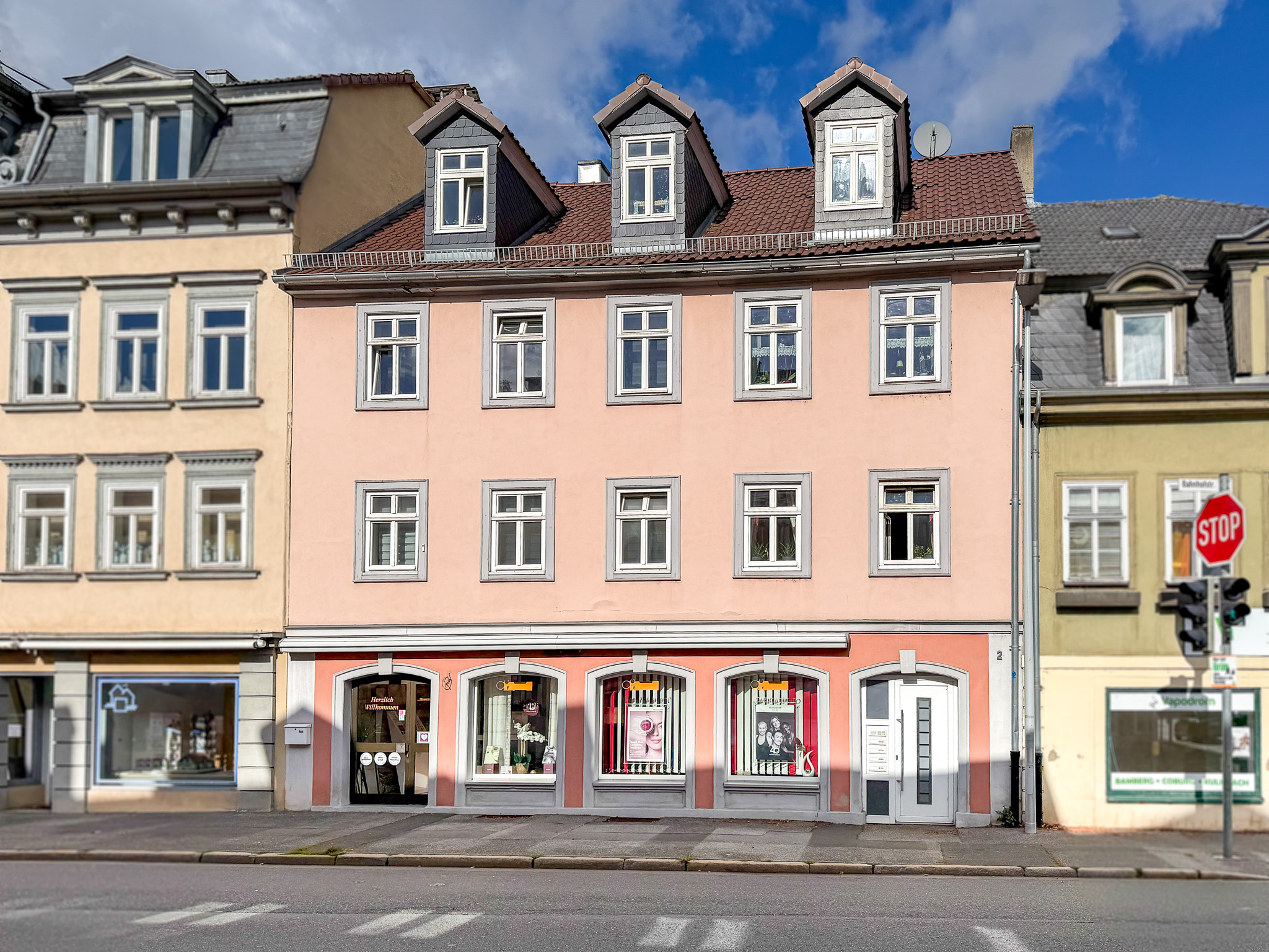 Wohn- und Geschäftshaus im spätklassizistischen Stil - voll vermietet