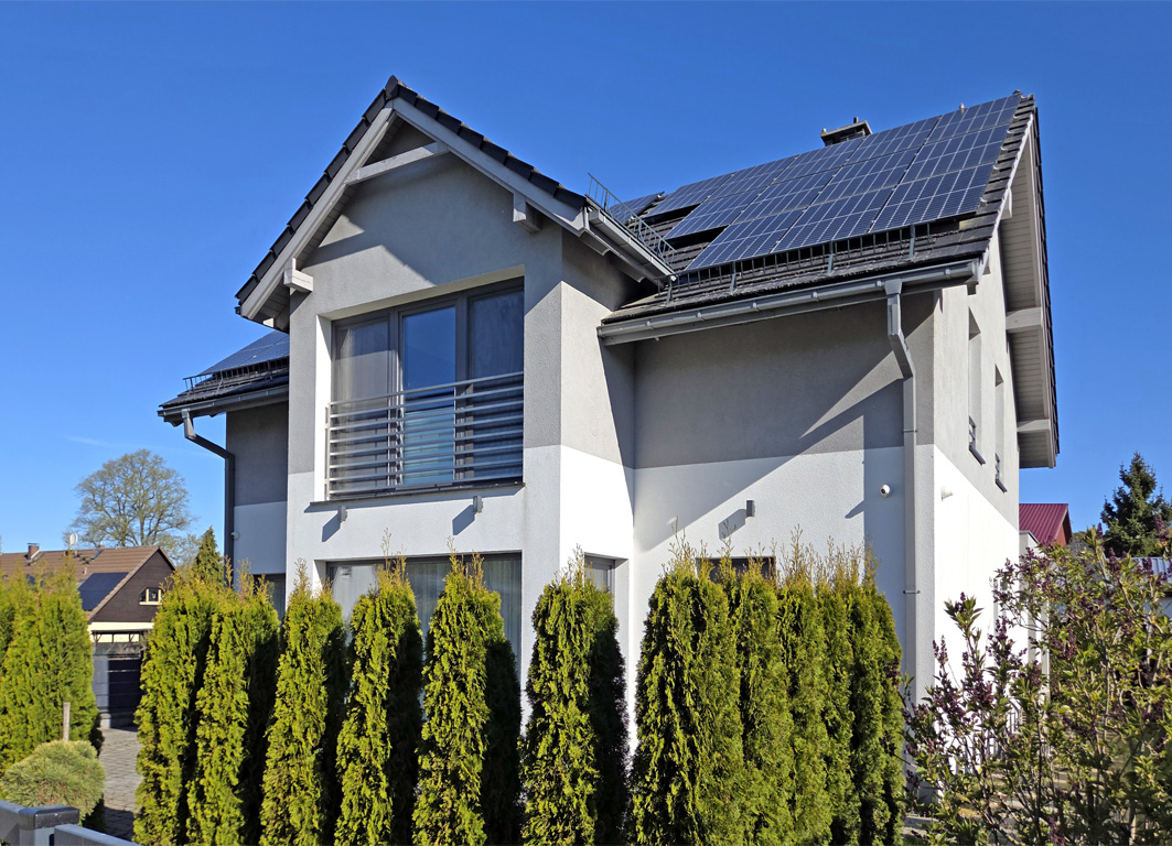 Neuwertiges Effizienzhaus mit PV, Wärmepumpe & Top-Ausstattung