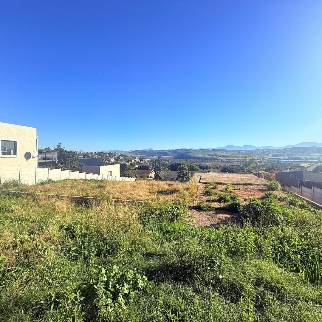 Build Your Dream Home: Prime 975m² Stand with Mountain Views
