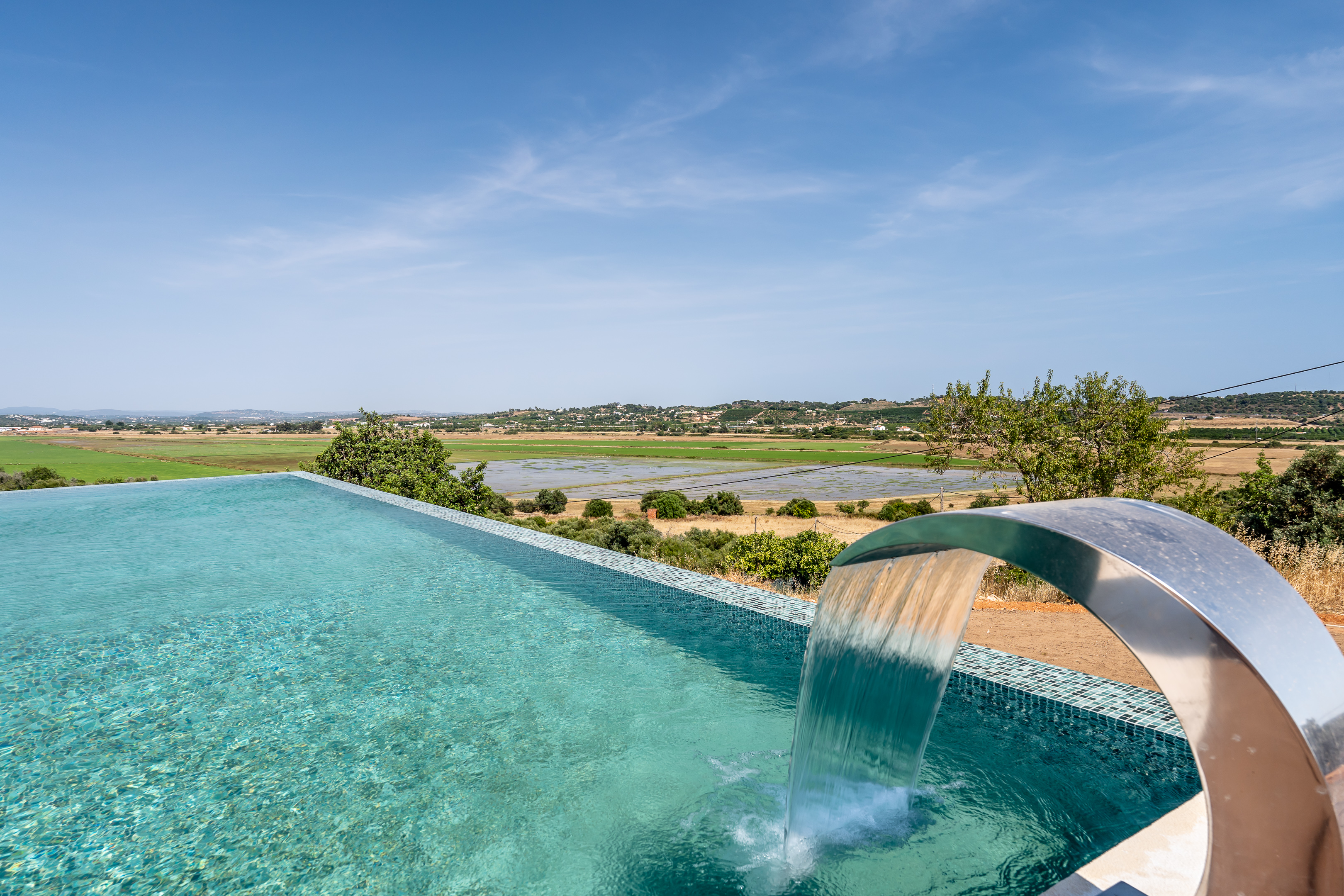 Excecional Moradia Contemporânea de Luxo, Inserida numa Localização Privilegiada e de Total Tranquilidade, com Piscina Infinita, Spa Privativo e Tecnologia Smart Home de Última Geração