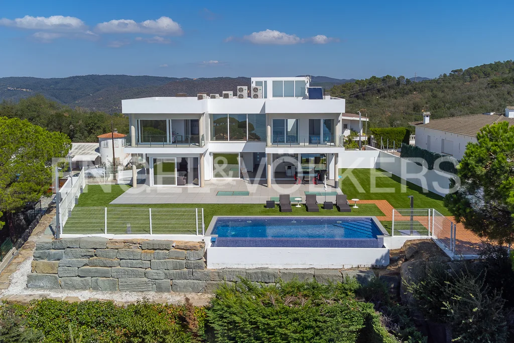 Attractive villa with excellent sea views