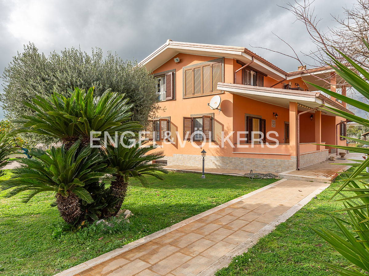 Castagnetta di Ardea, elegant villa surrounded by greenery