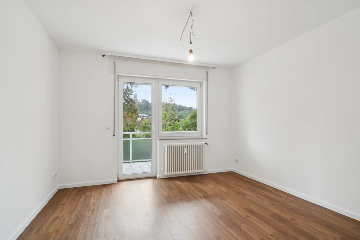 Lichtdurchflutete 4-Zimmer-Wohnung mit Sonnenbalkon im Herzen von Königstein - Photo 1