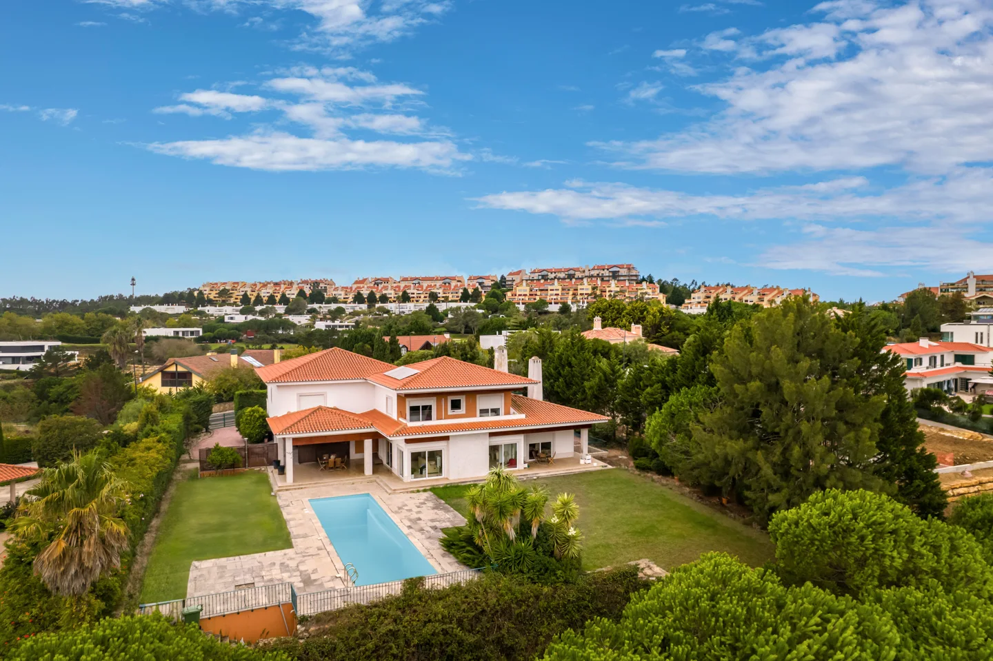 Classic 6 Bedroom Luxury Home with pool, in Belas Clube de Campo