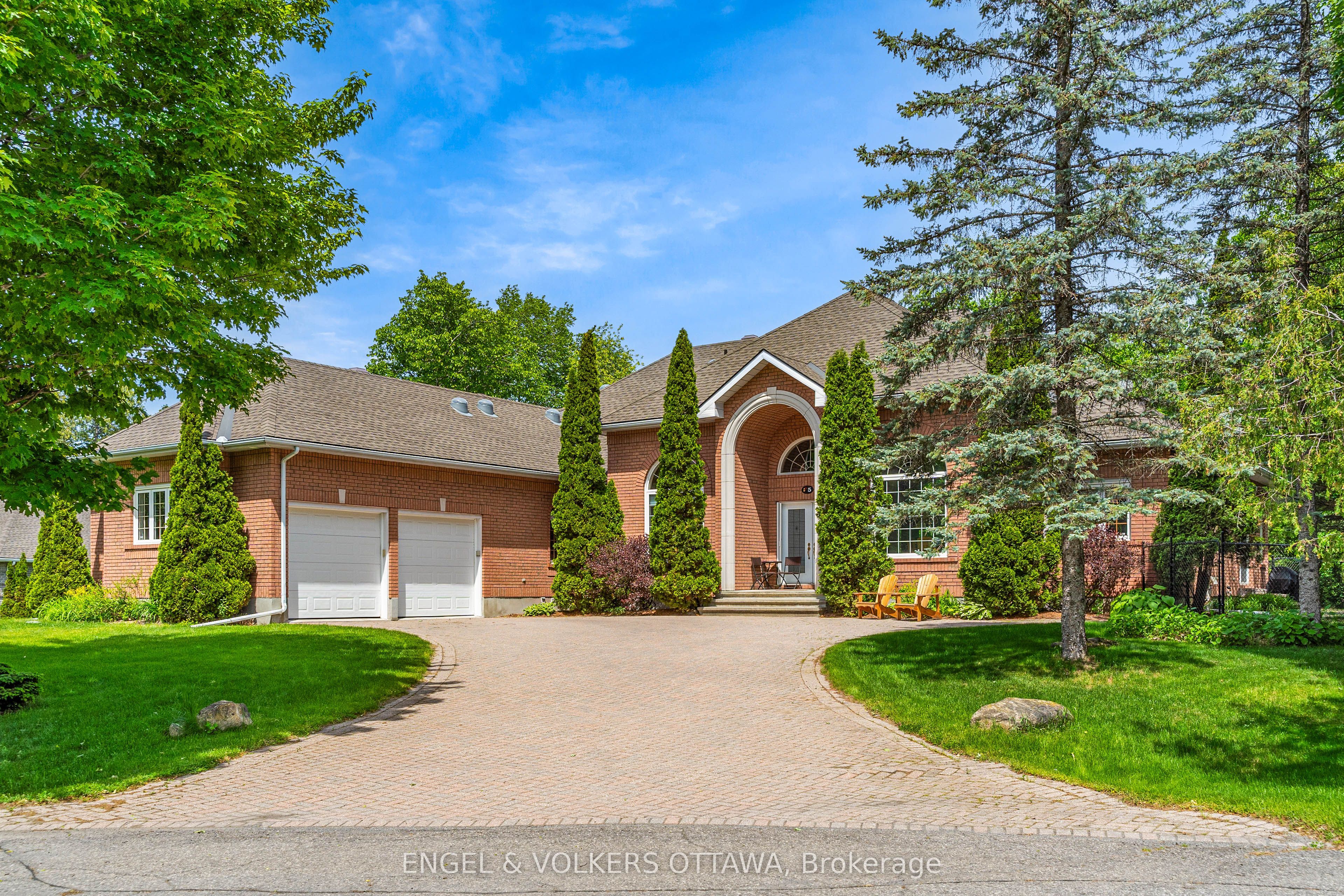 Custom-Designed Bungalow on the Cedarhill Golf Course