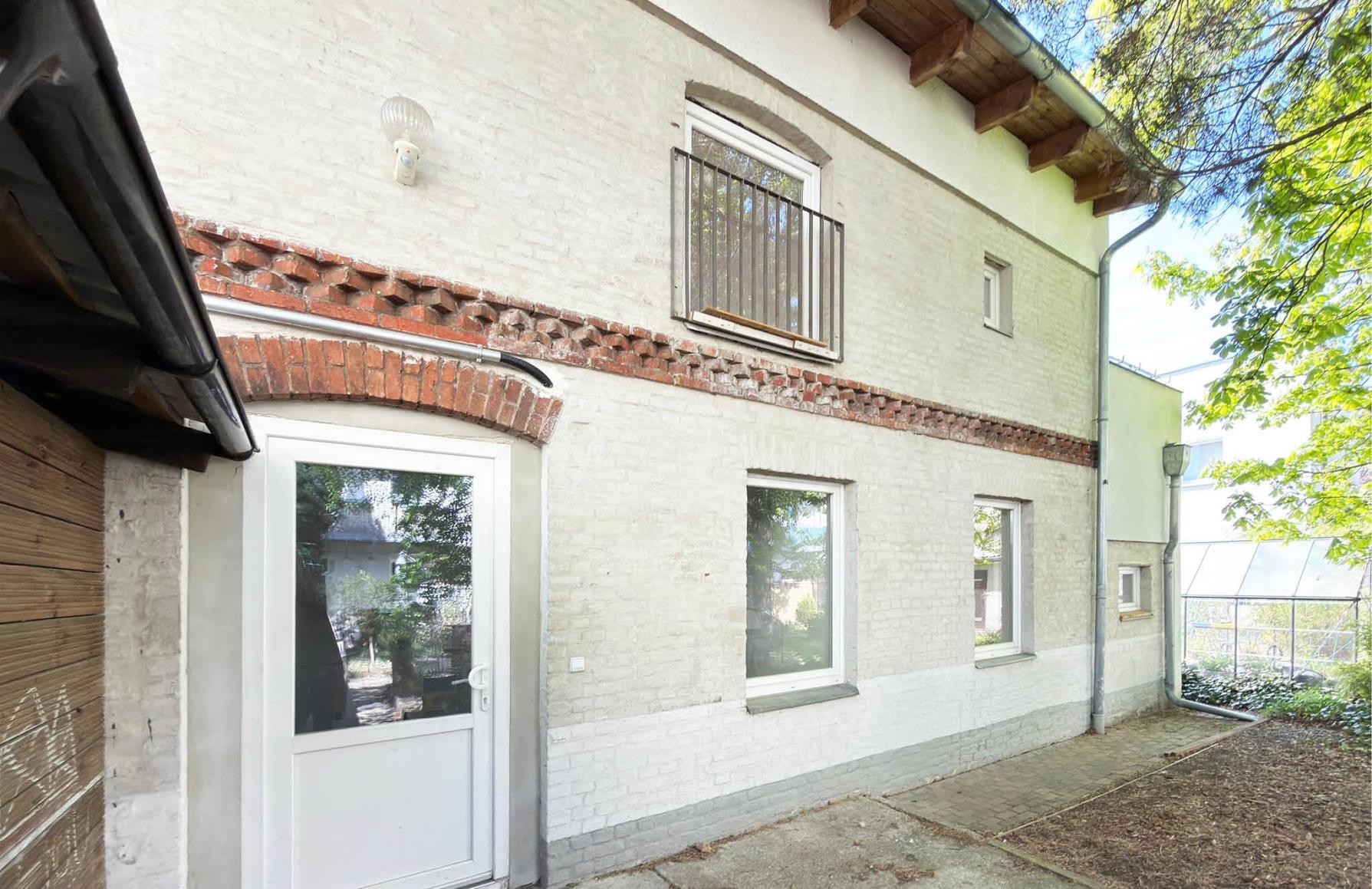 Rear building with a house-like character in the courtyard
