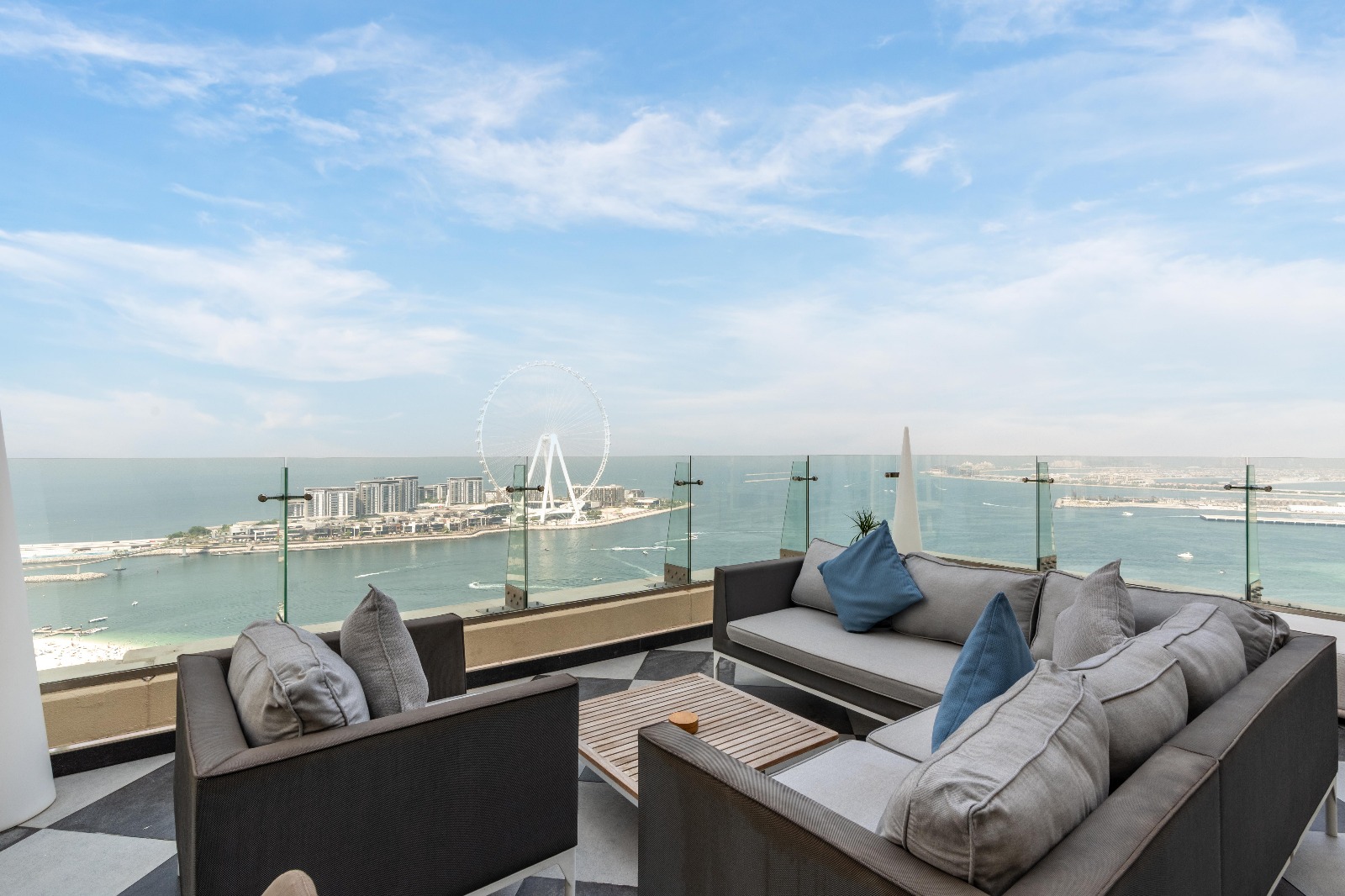 EXCLUSIVE |  EXEPTIONAL VIEWS | HUGE TERRACE | JACUZZI AND CINEMA