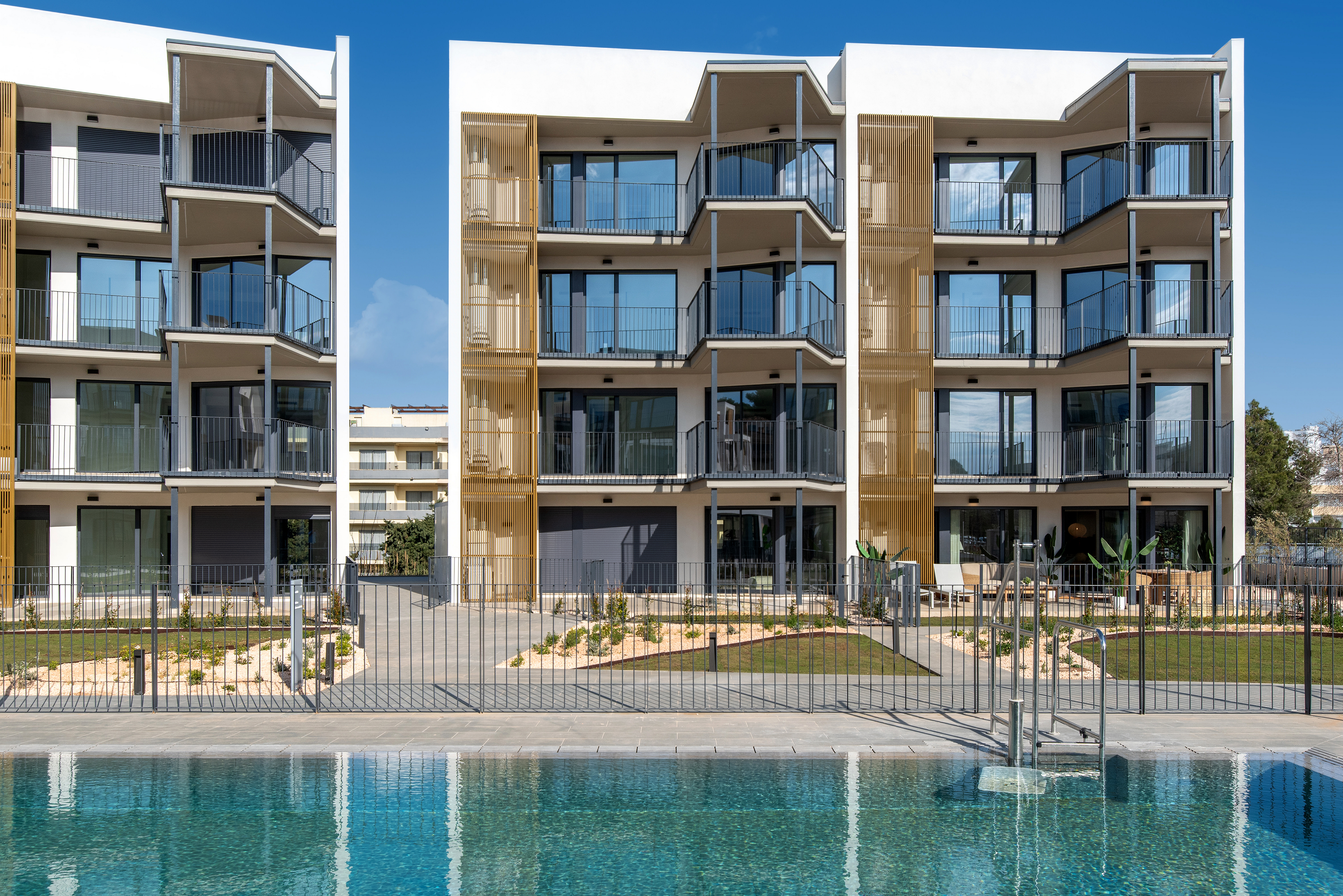Penthouse in a modern new-build complex with a large communal pool