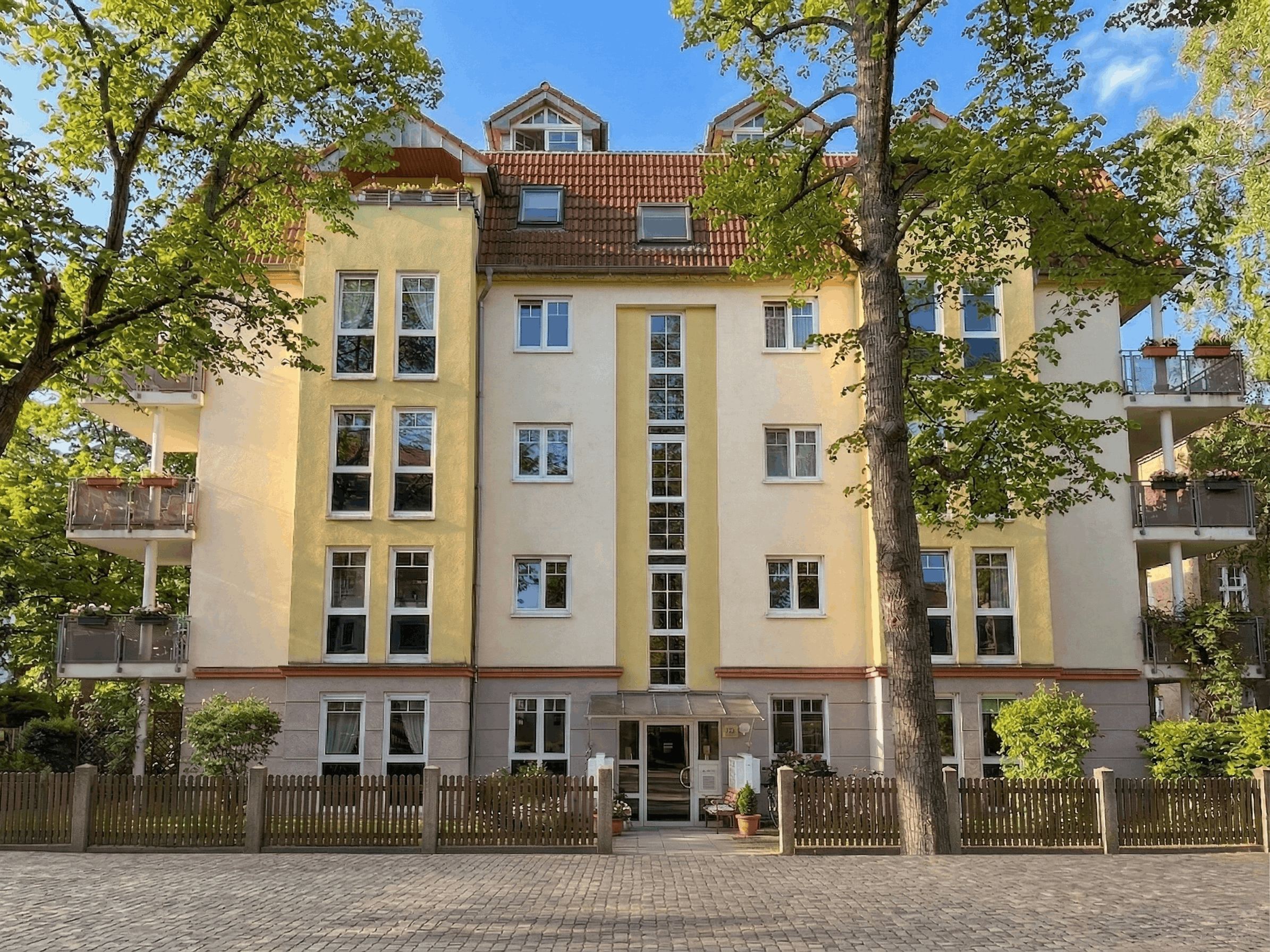 Leerstehende 1-Zimmer-Wohnung mit Balkon und Tiefgaragenstellplatz