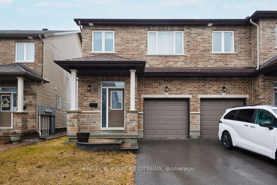 Stunning 3-Bedroom End-Unit Townhome in Barrhaven