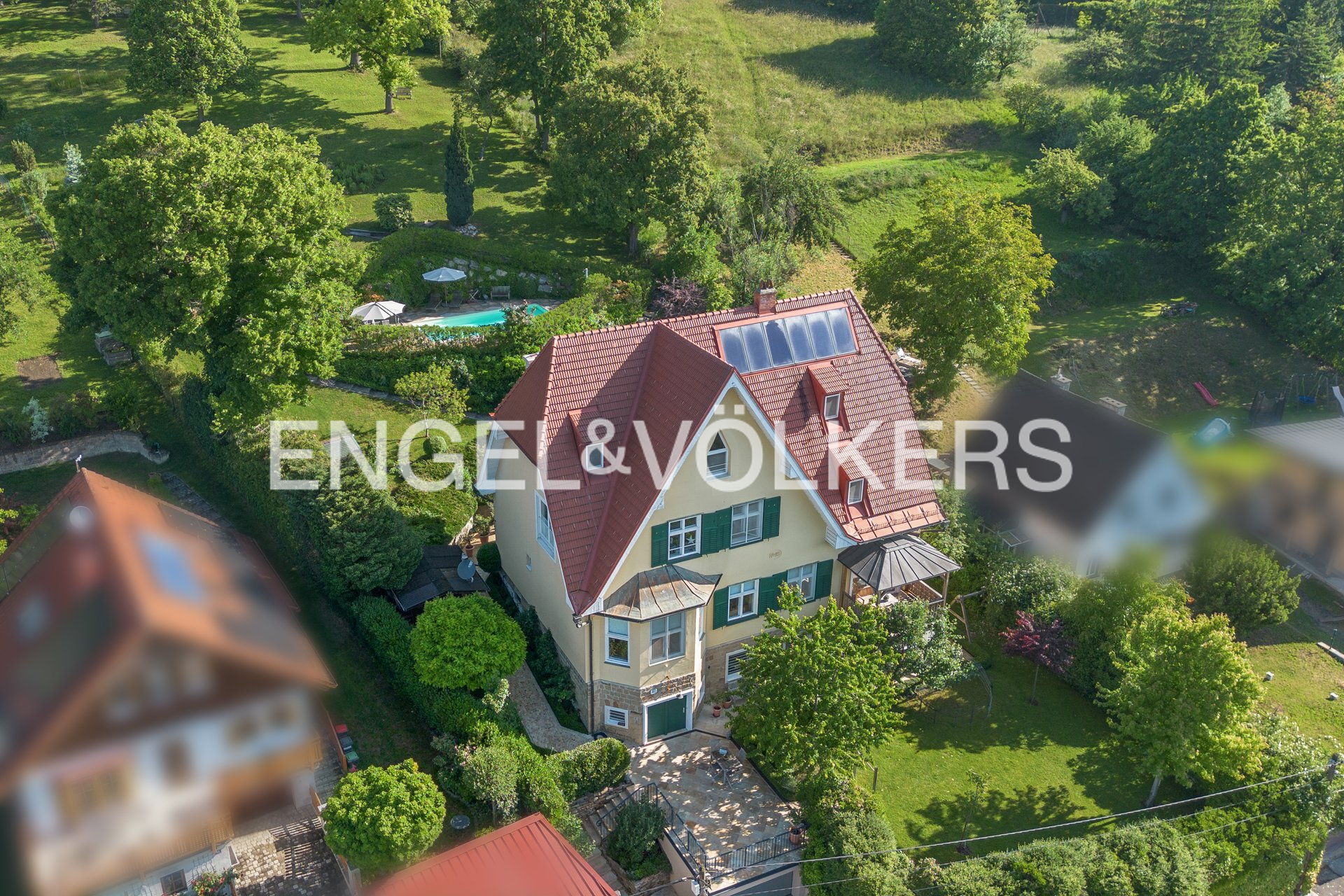 Stylish villa in an exclusive natural setting - for lovers of tranquility, nature, and classic elegance