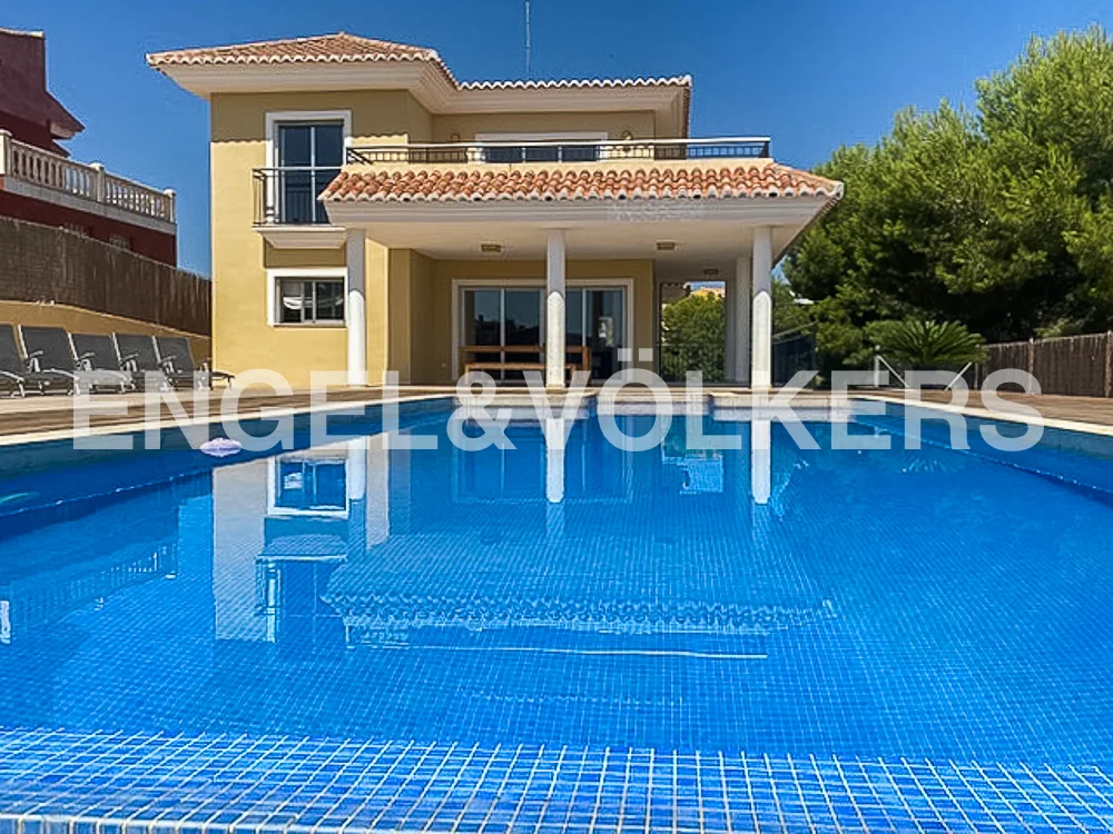 Magnificent detached house in Urb. Los Lagos