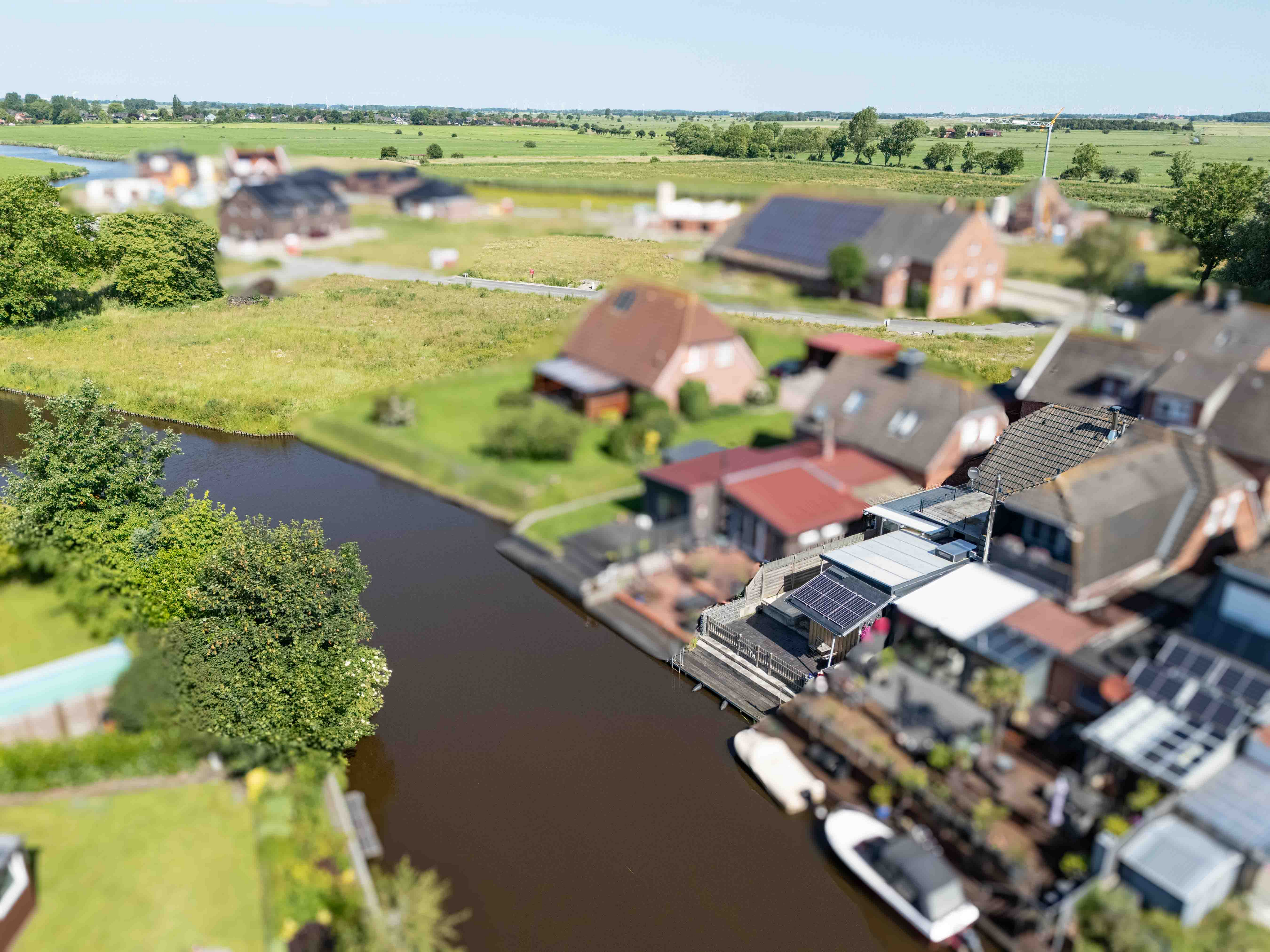 Modernisierte Doppelhaushälfte in direkter Wasserlage!