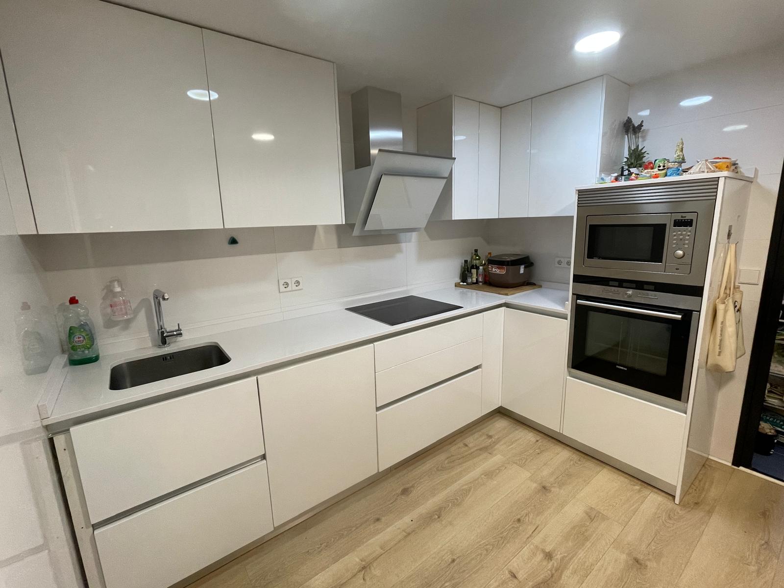 Engel & Völkers presents this modern 3-bedroom apartment with 2 full bathrooms.