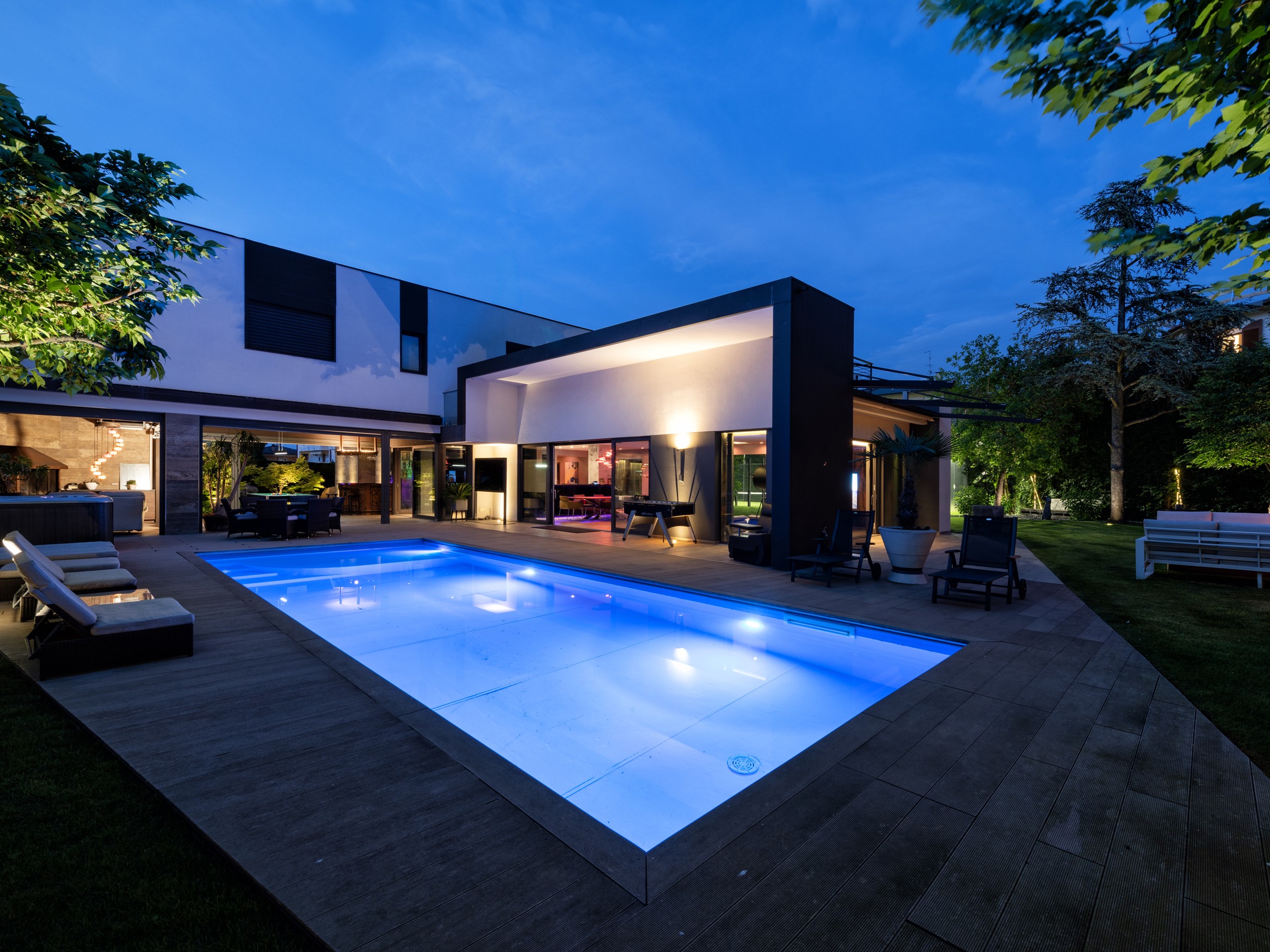 Elegant contemporary dream: villa with private padel court and swimming pool
