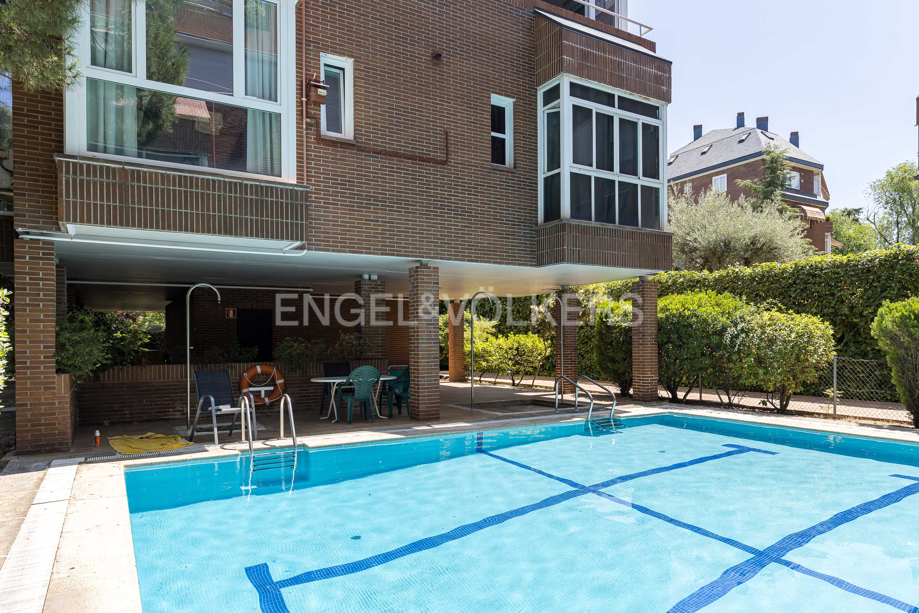 Bright Apartment with Pool