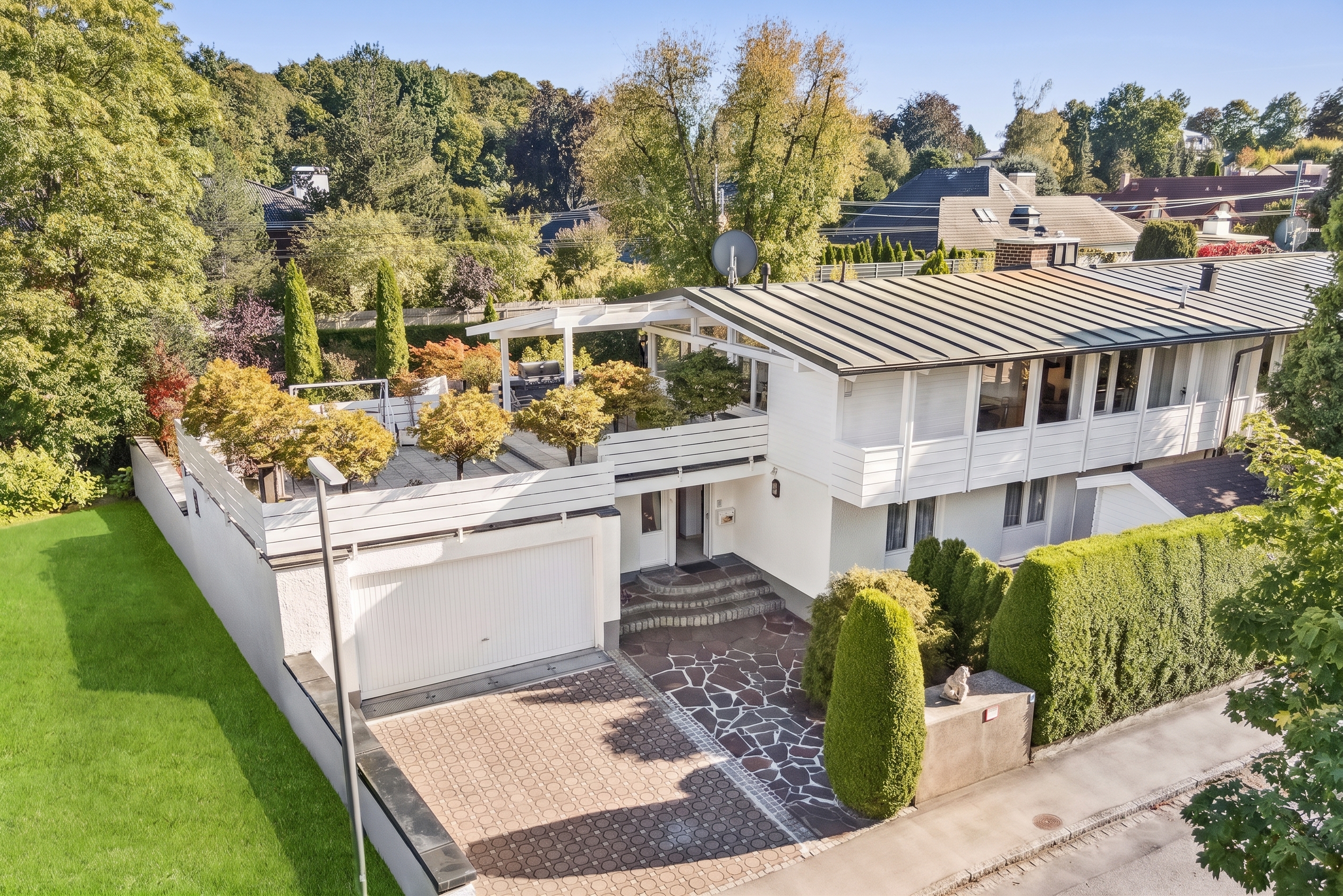 Central semi-detached house with lots of space and indoor pool