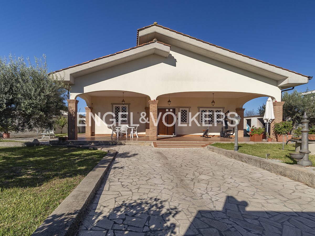 Detached villa with garden in Anzio