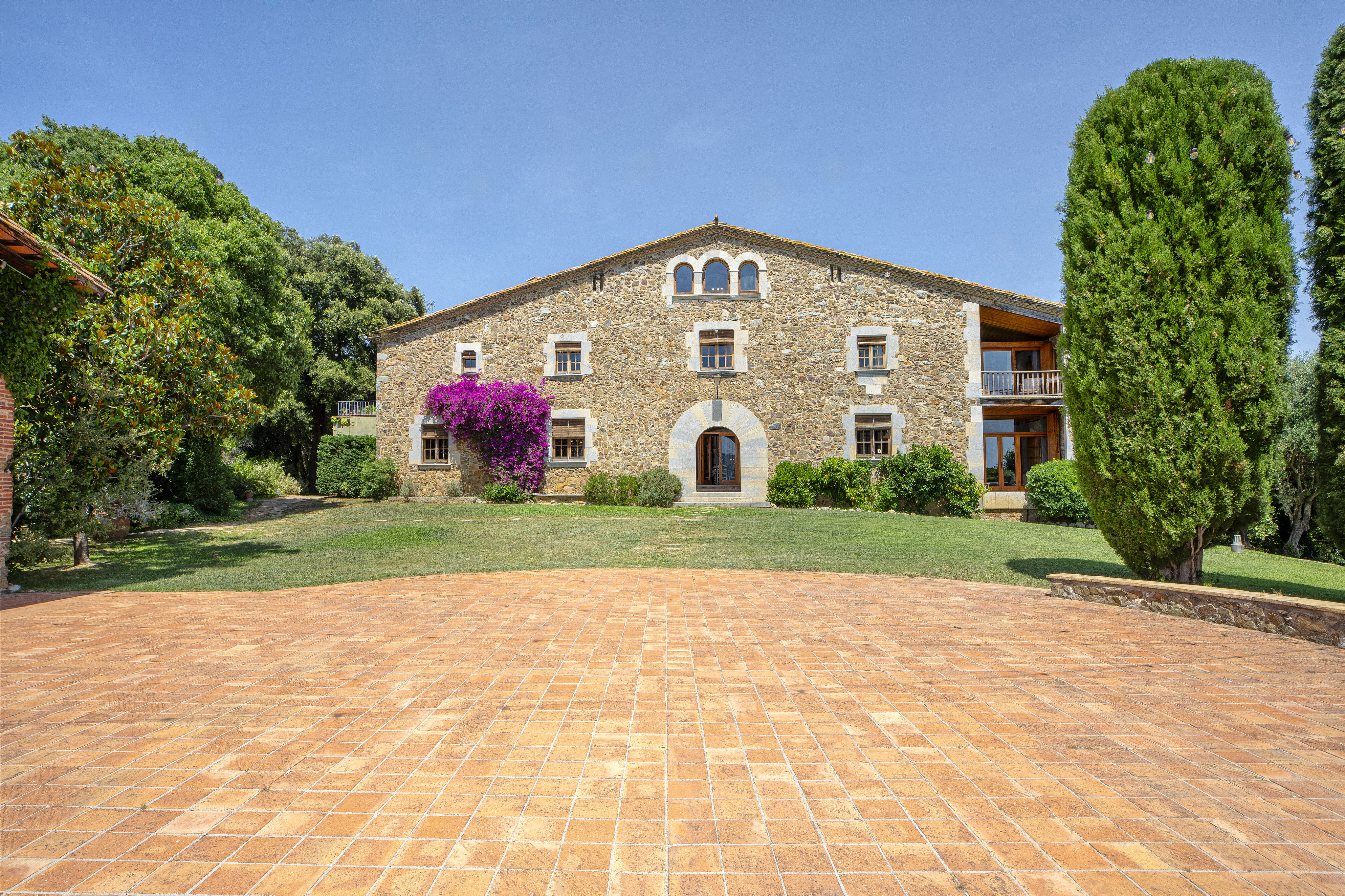 Masia històrica restaurada amb llicència turística