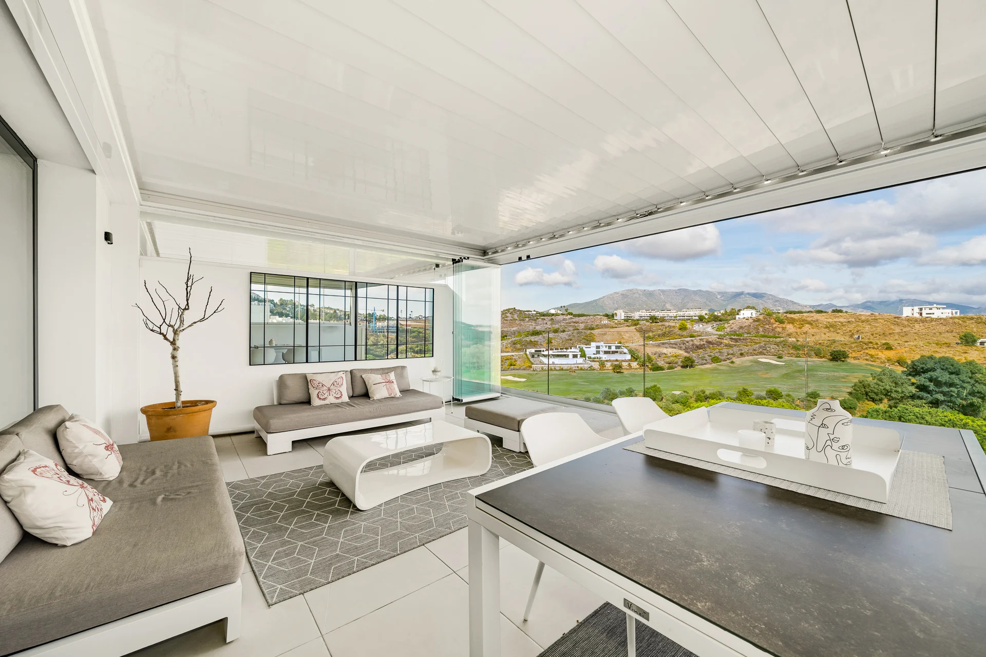 Spektakuläres Penthouse-Maisonette mit privatem Pool und Panoramablick auf Golfplatz, Berge und Meer