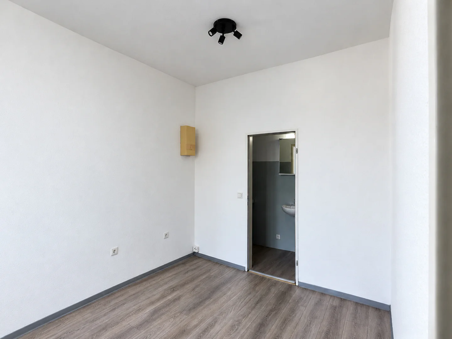 Kompaktes Atelier-Apartment in zentraler Lage von Saarbrücken – optional mit Tiefgaragenstellplatz - Photo 2