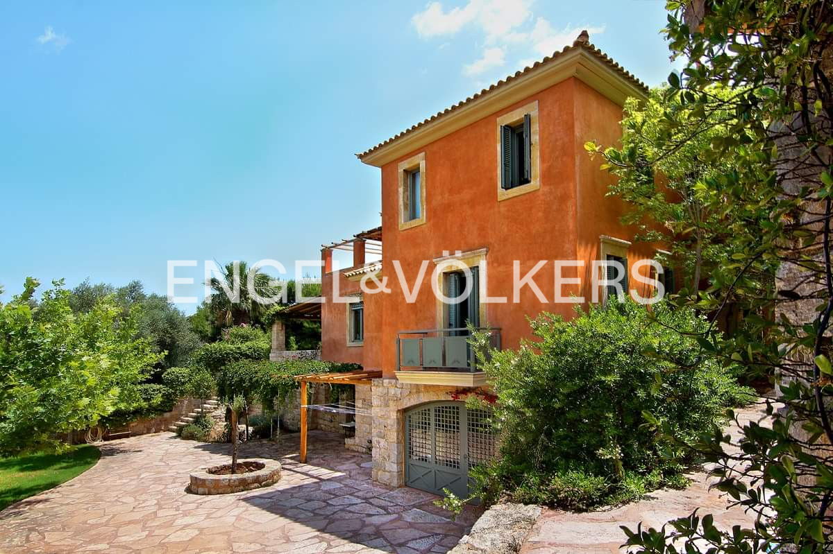 Impressive villa in the greenery