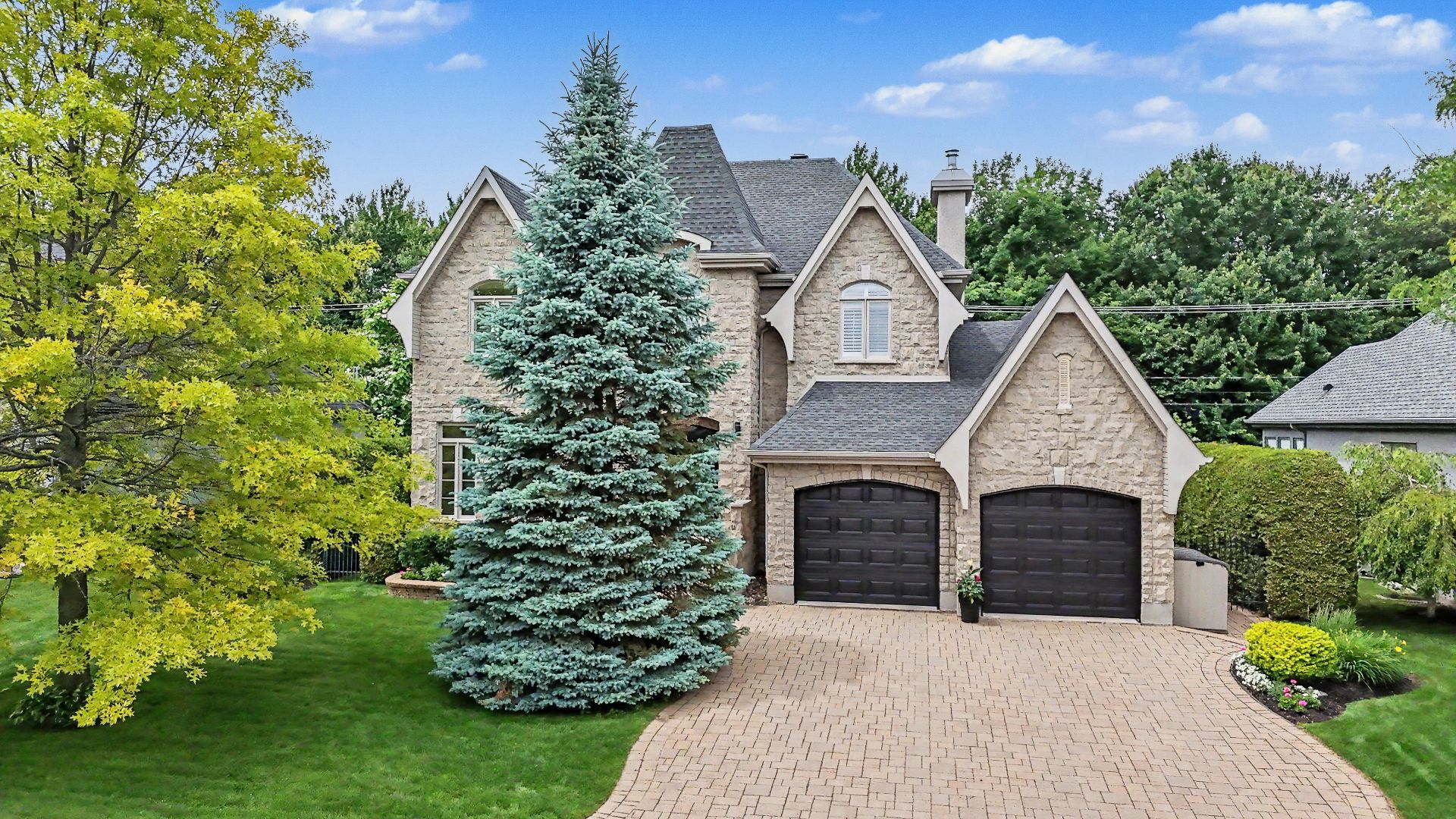 Prime location in sought-after neighbourhood