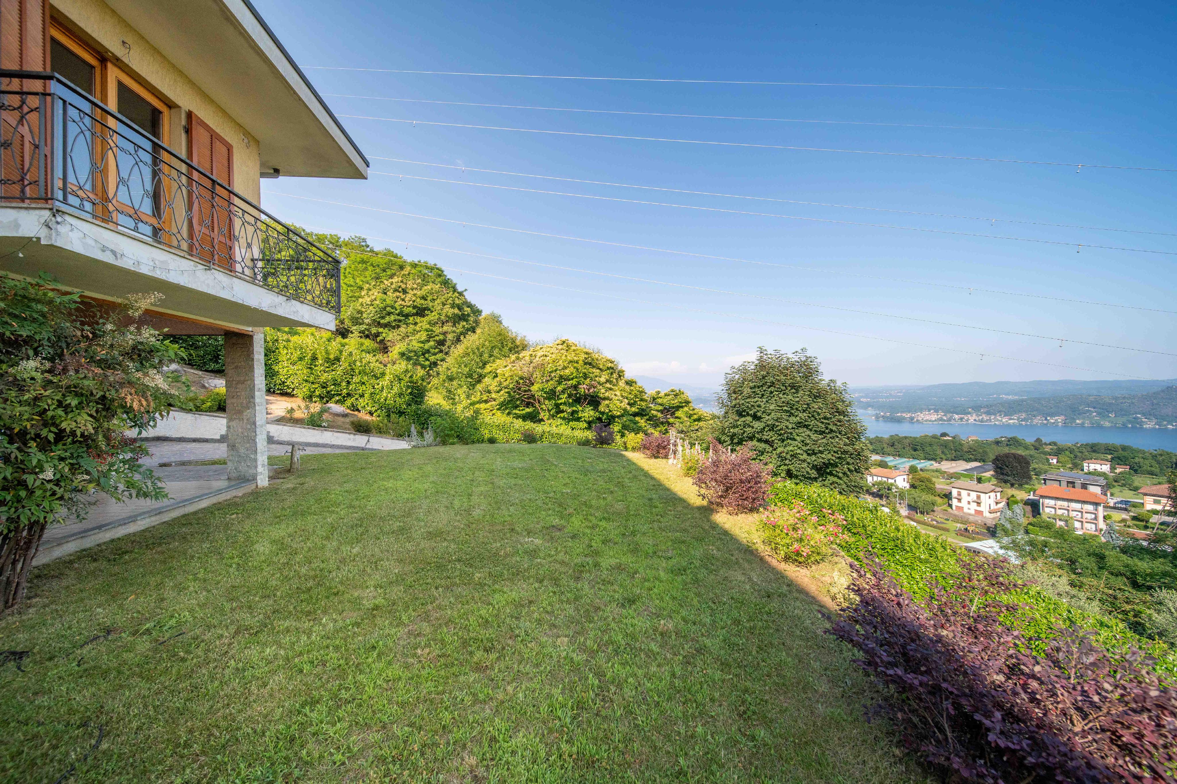 In Nebbiuno moderne Villa mit Seeblick