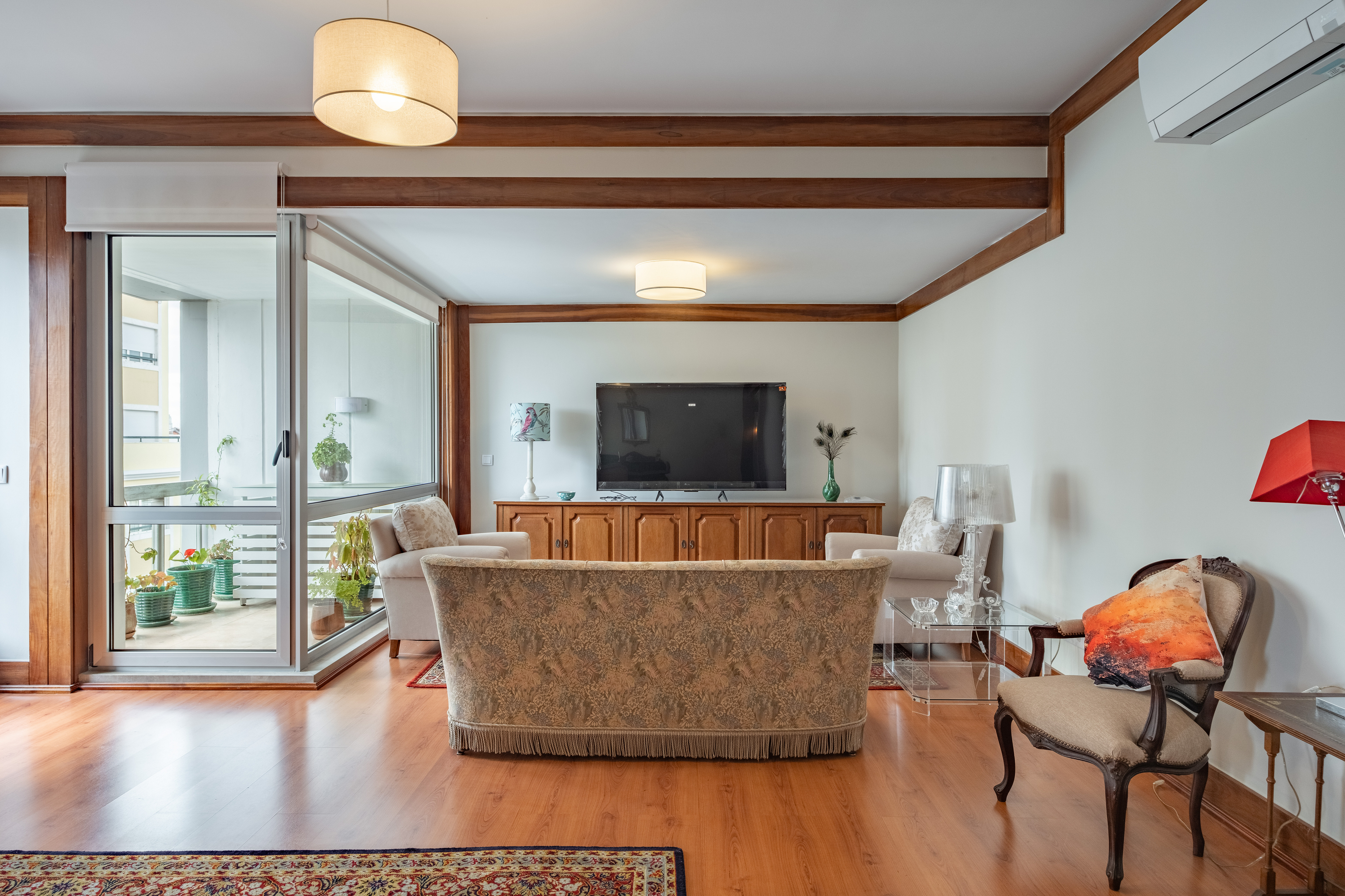 Fully Renovated 4-Bedroom Apartment in Areeiro