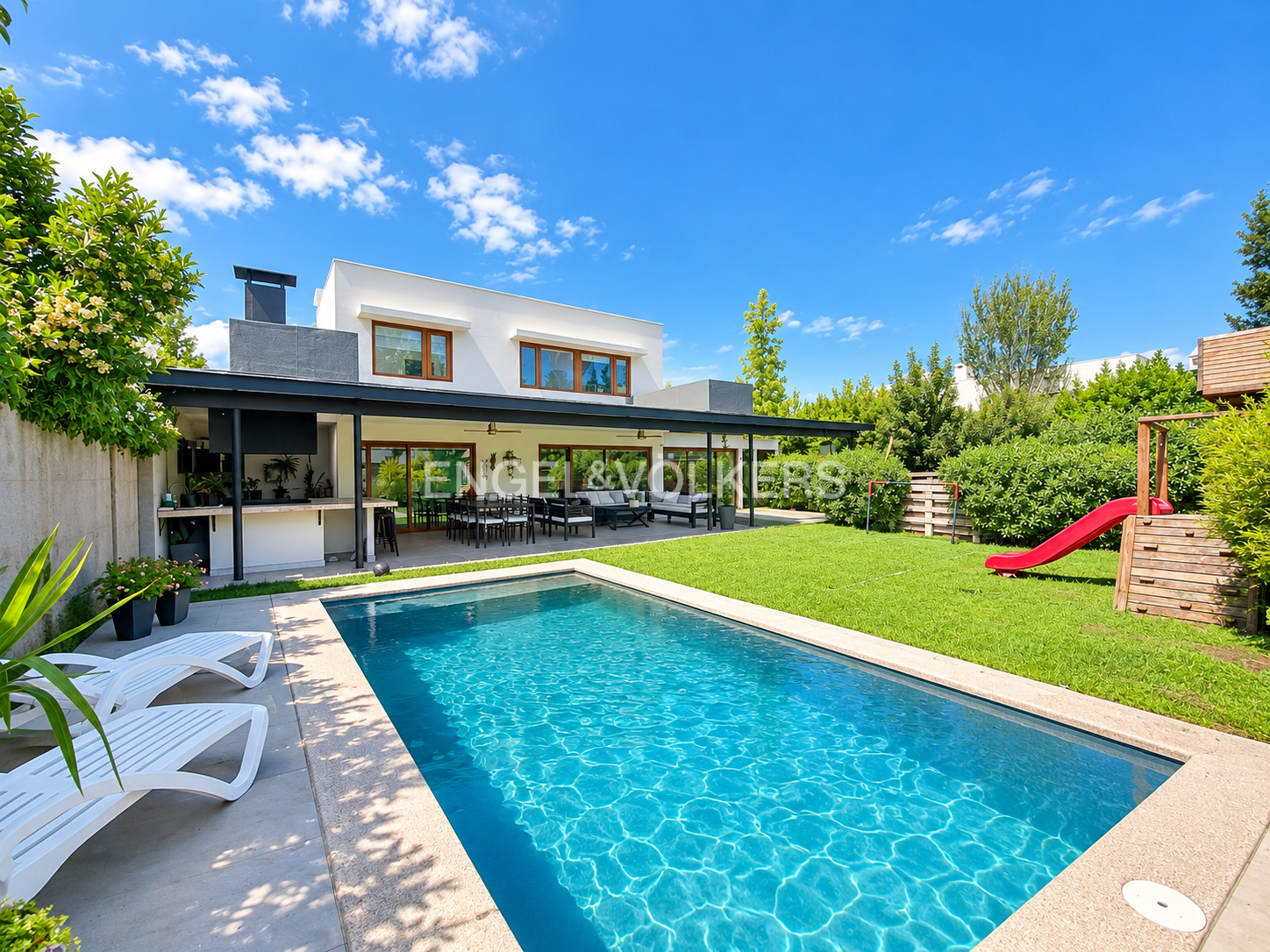 Casa mediterránea en Piedra Roja, excelente condominio