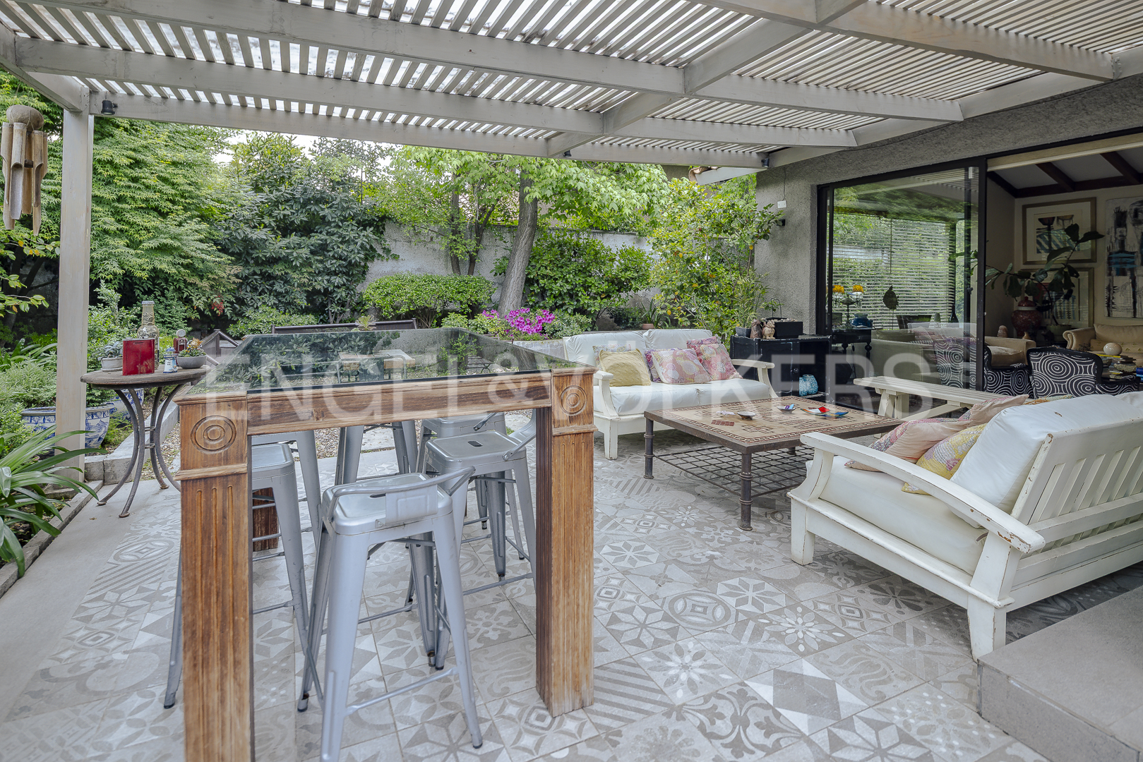 Luminosa, en Condominio y cercana al Portal La Dehesa