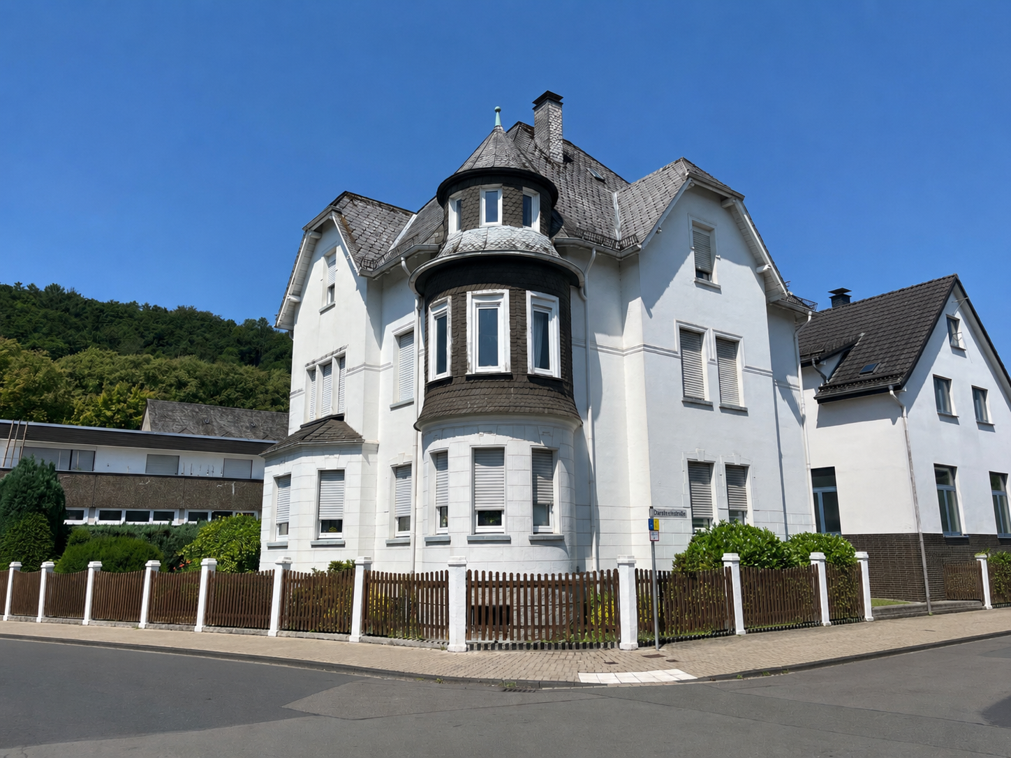 Stilvolles Dreifamilienhaus in zentraler Lage