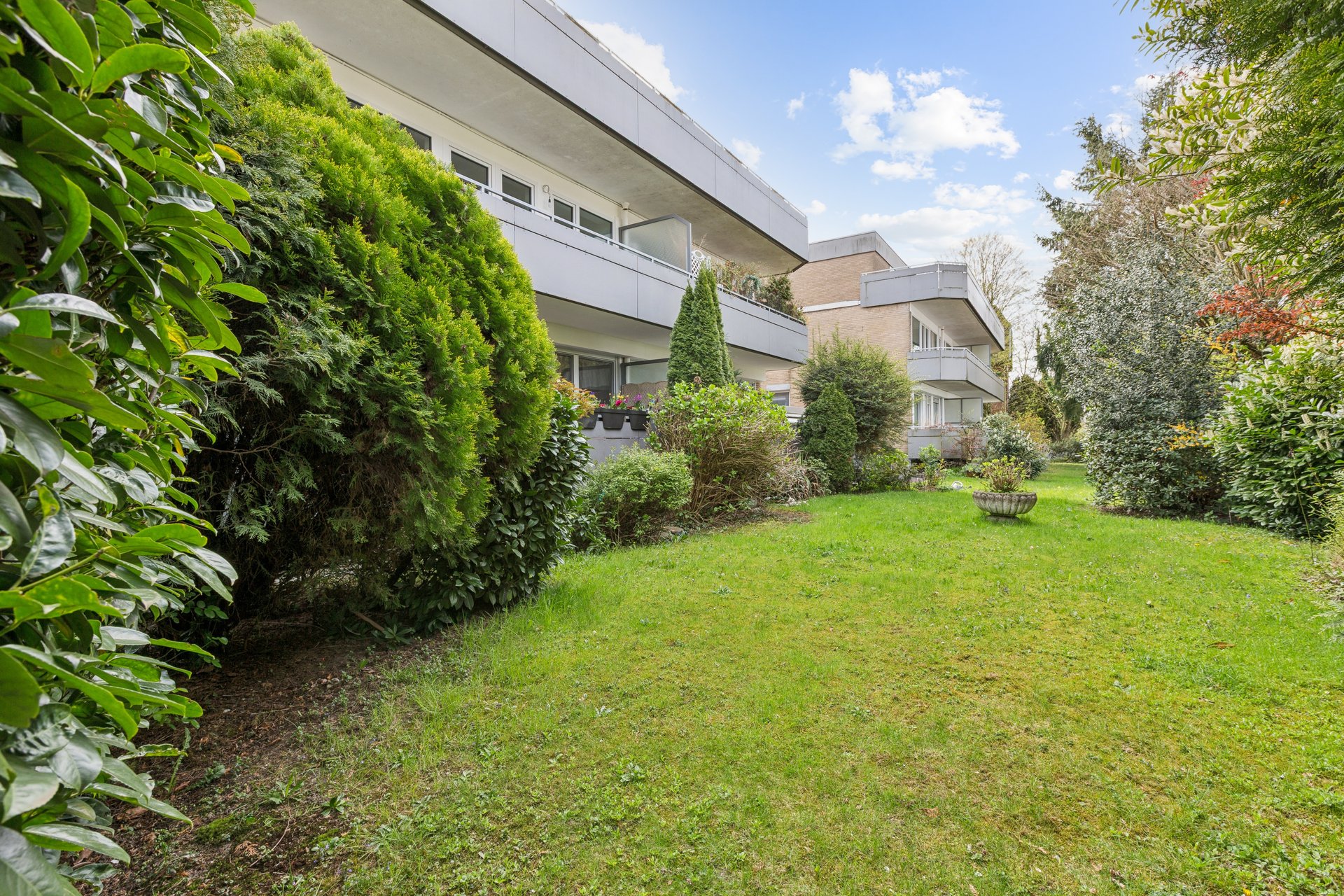 Spacious 2-room apartment with balcony, underground parking and a view of greenery