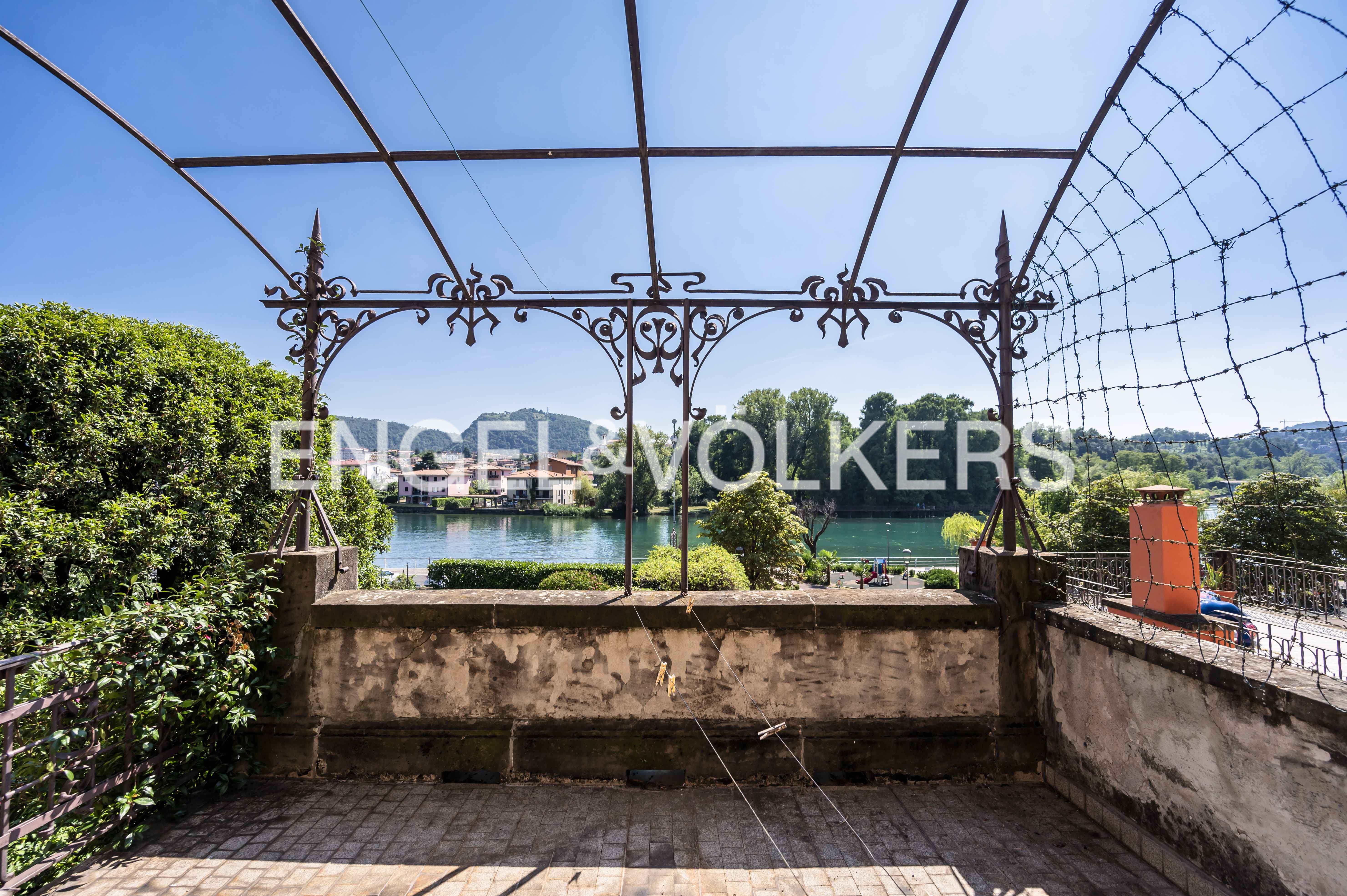 Villa with garden and lake view in the center of Sarnico