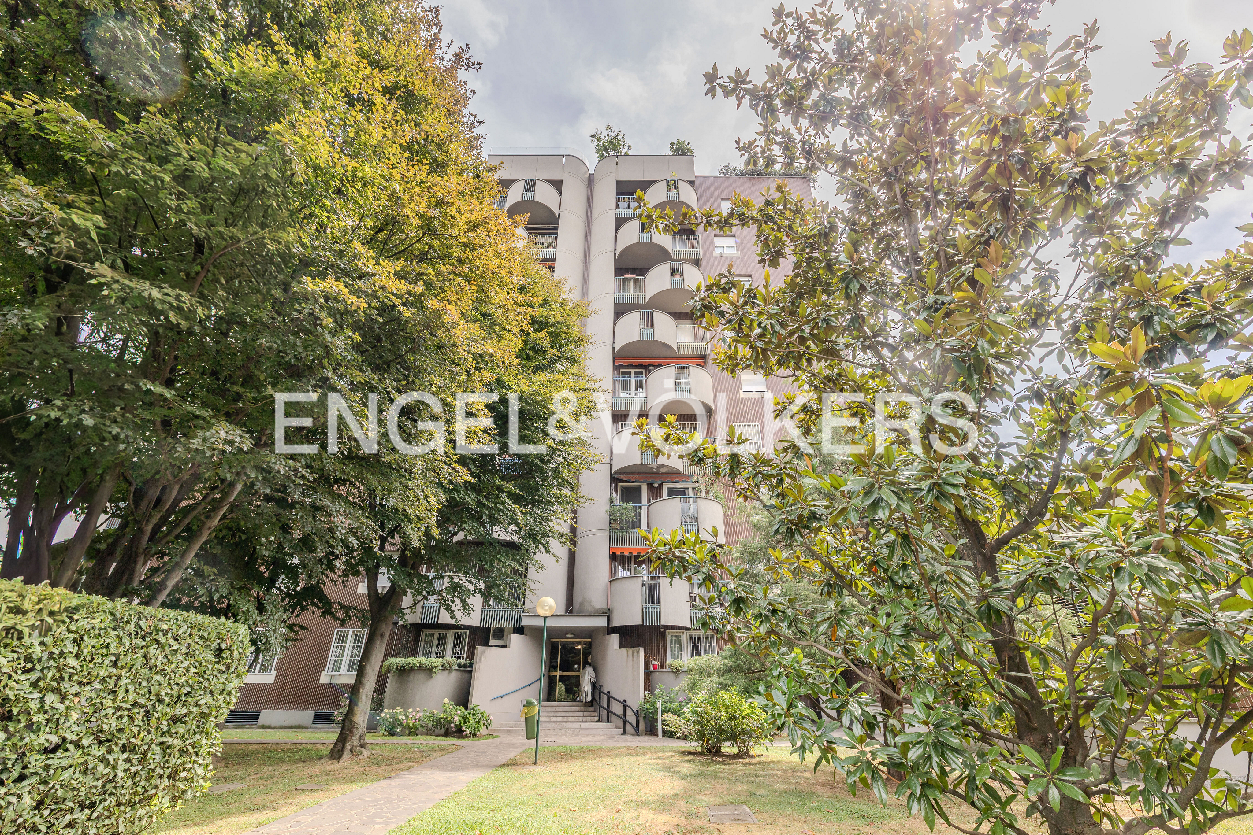 Elegance, privacy, pool and tennis courts at 11 Boeri Street