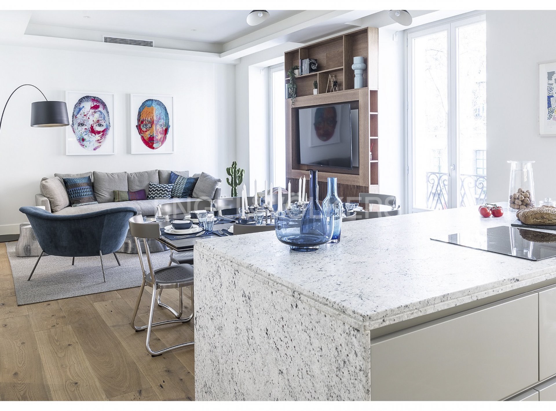 Spectacular designer, fully furnished three-bedroom apartment in the Justicia district.