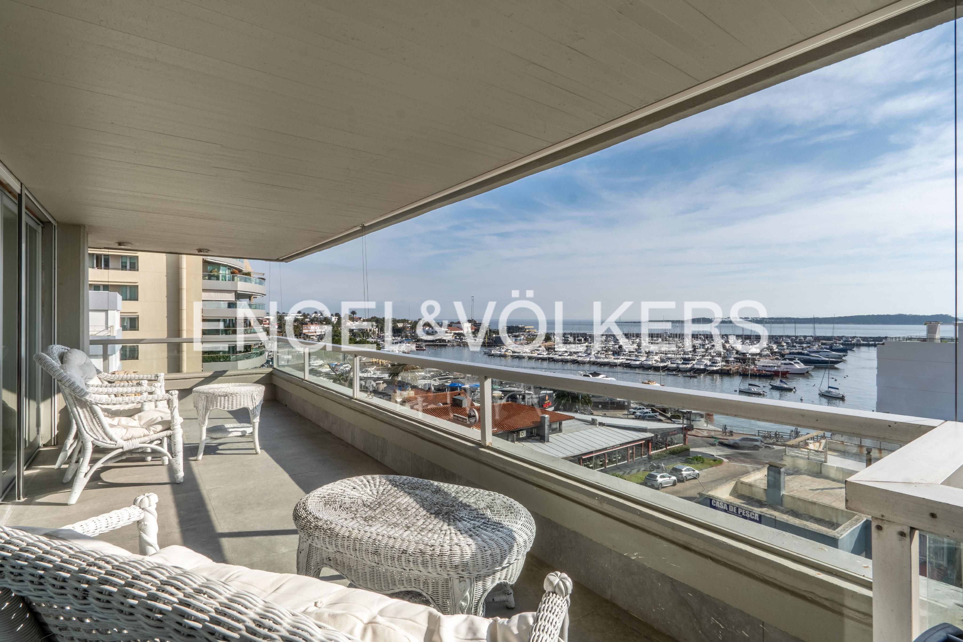 Apartment with spectacular port views