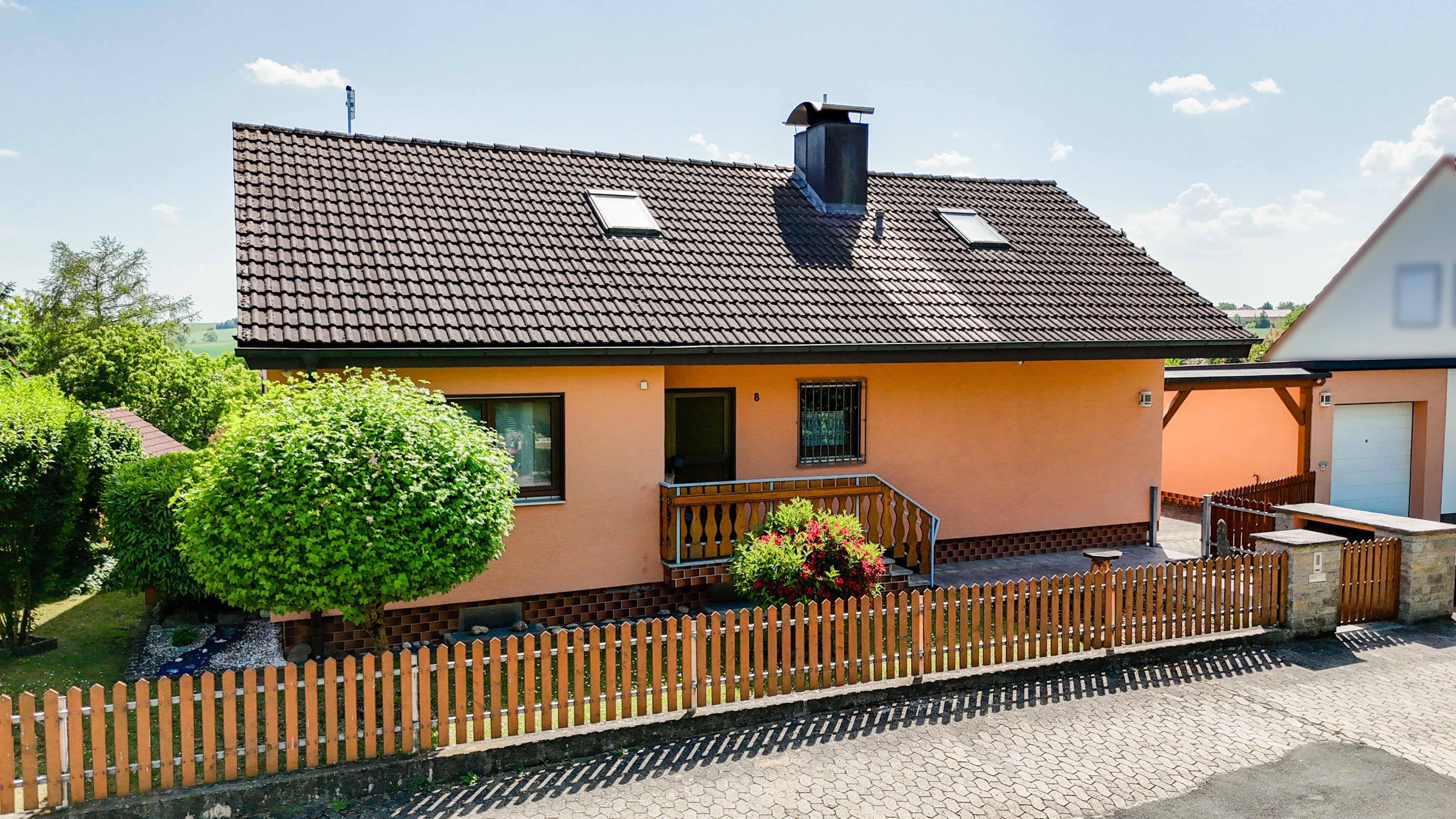 Einfamilienhaus mit Weitblick, großer Terrasse und großzügigem Platzangebot in Buchbrunn