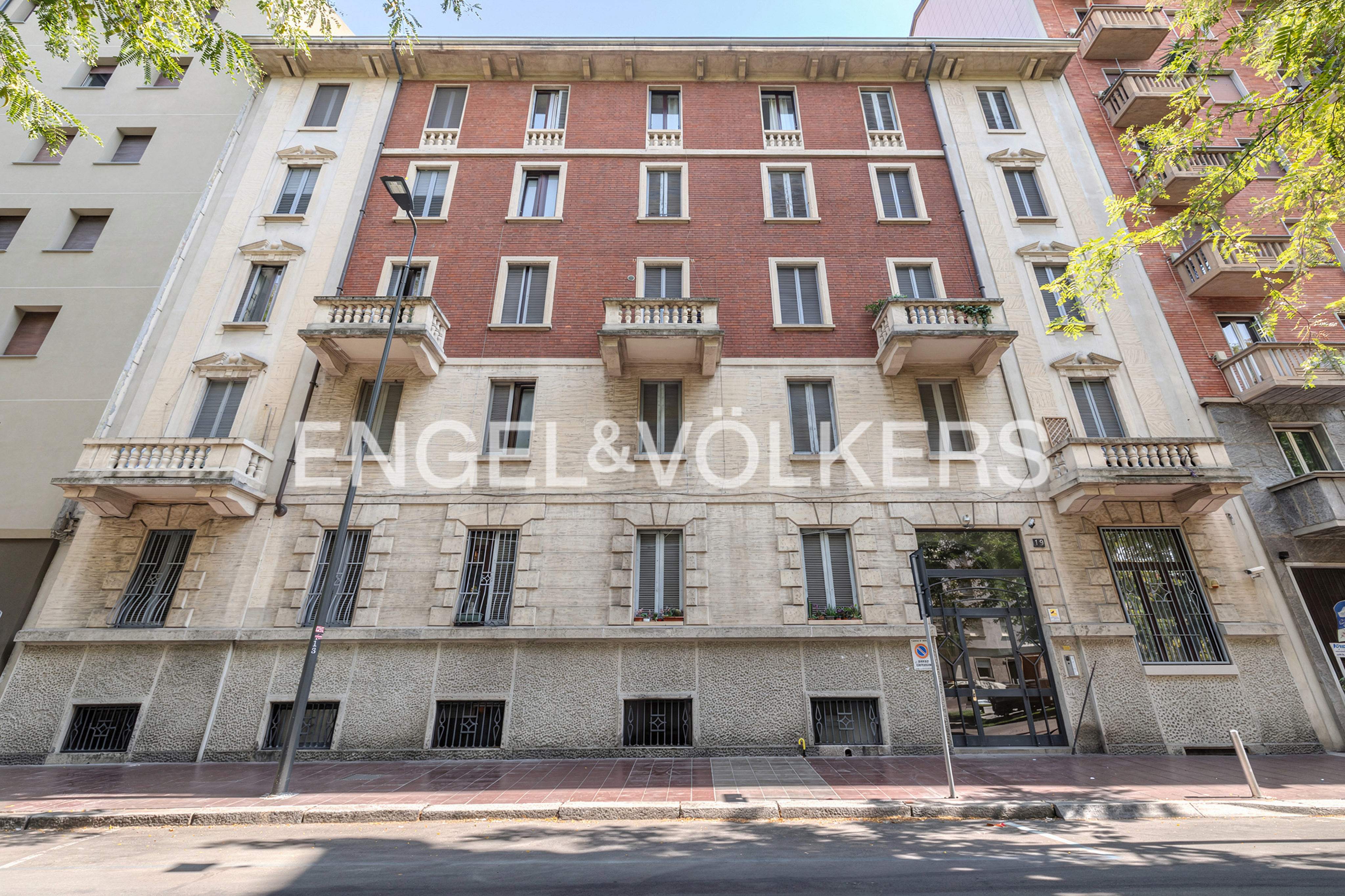 Stile e autenticità in palazzo d'epoca milanese in zona Gambara