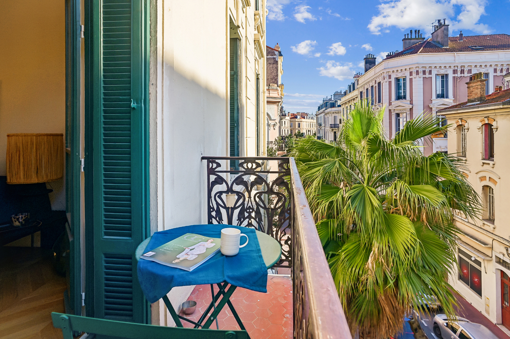 Just steps from La Croisette – Renovated bourgeois apartment in the heart of Cannes