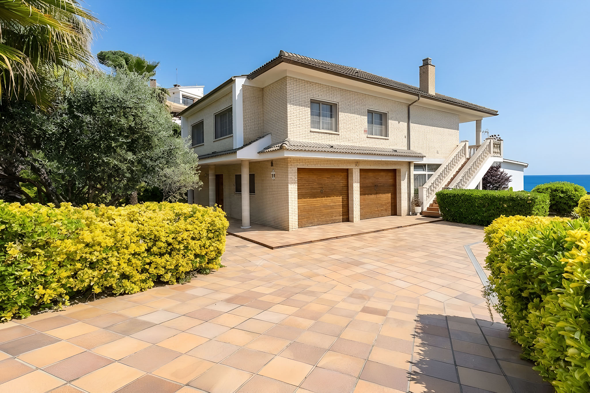 Exclusive house with private garden and sunny balcony in San Cipriano de Vallalta: 276 m², 4 bedrooms, 4 bathrooms, fireplace and double garage in a select setting