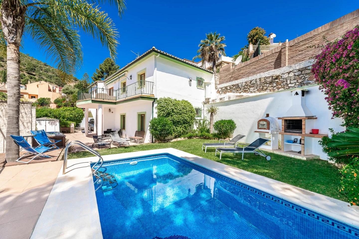 Benahavis Town: Charming villa with private pool and panoramic views
