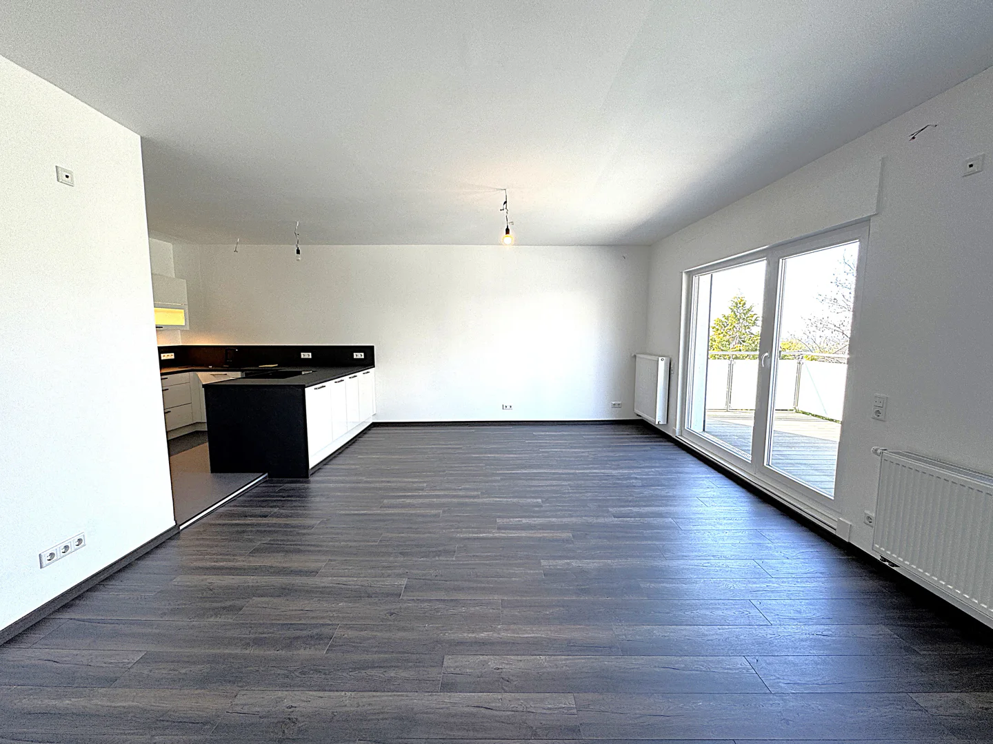 Erstbezug nach Kernsanierung – Stilvolle Maisonettewohnung mit Dachterrasse und Panoramablick - Photo 2