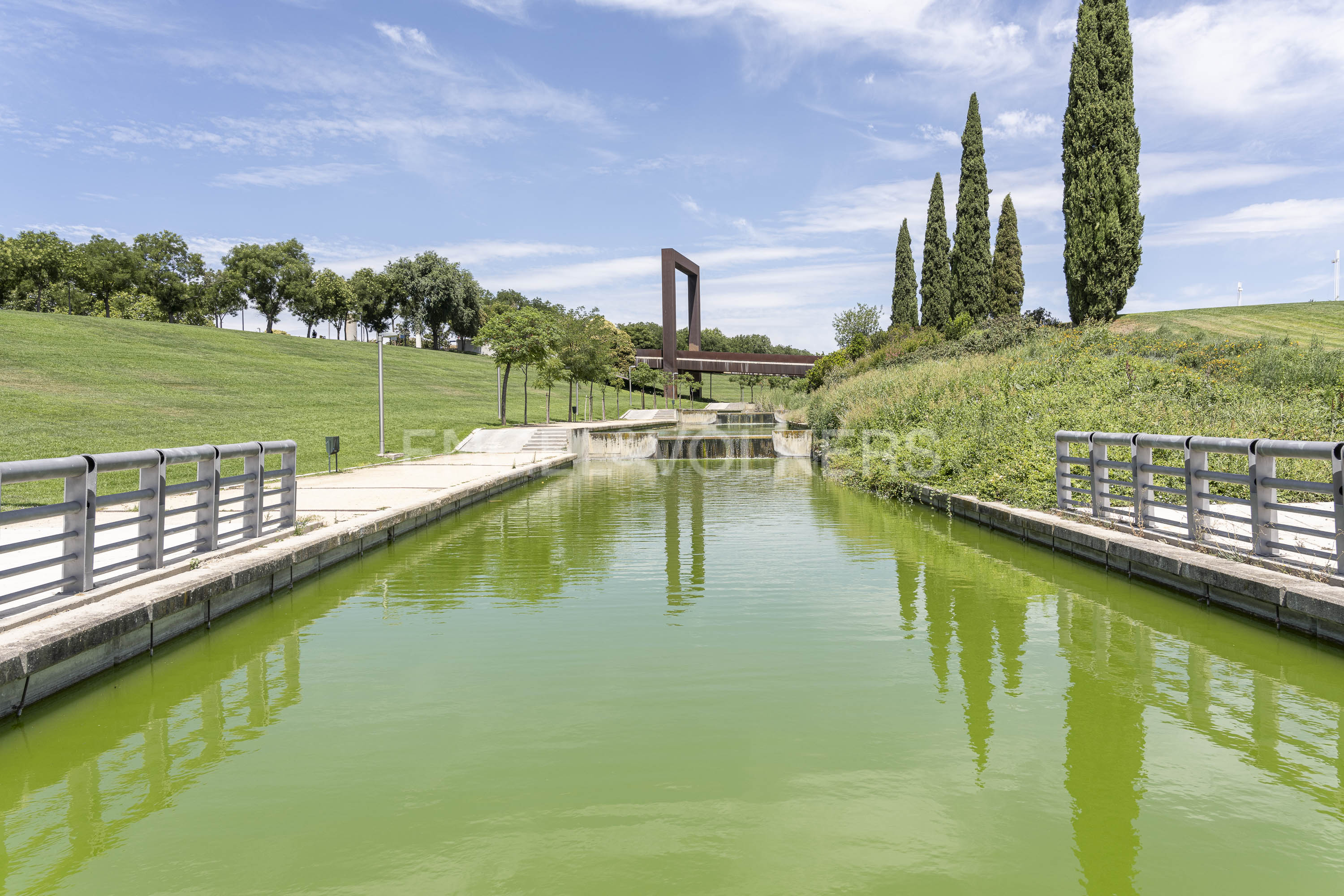 Wonderful house in Alameda de Osuna with garage, storage room and pool