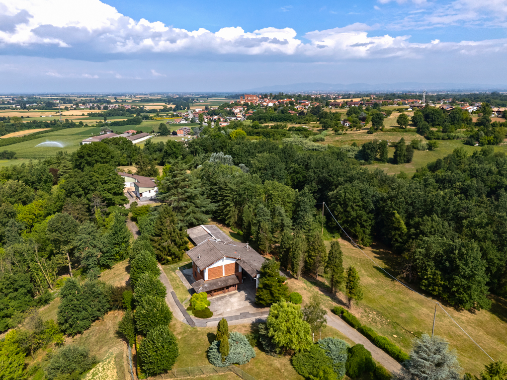 Estate with private park few steps away from the lake