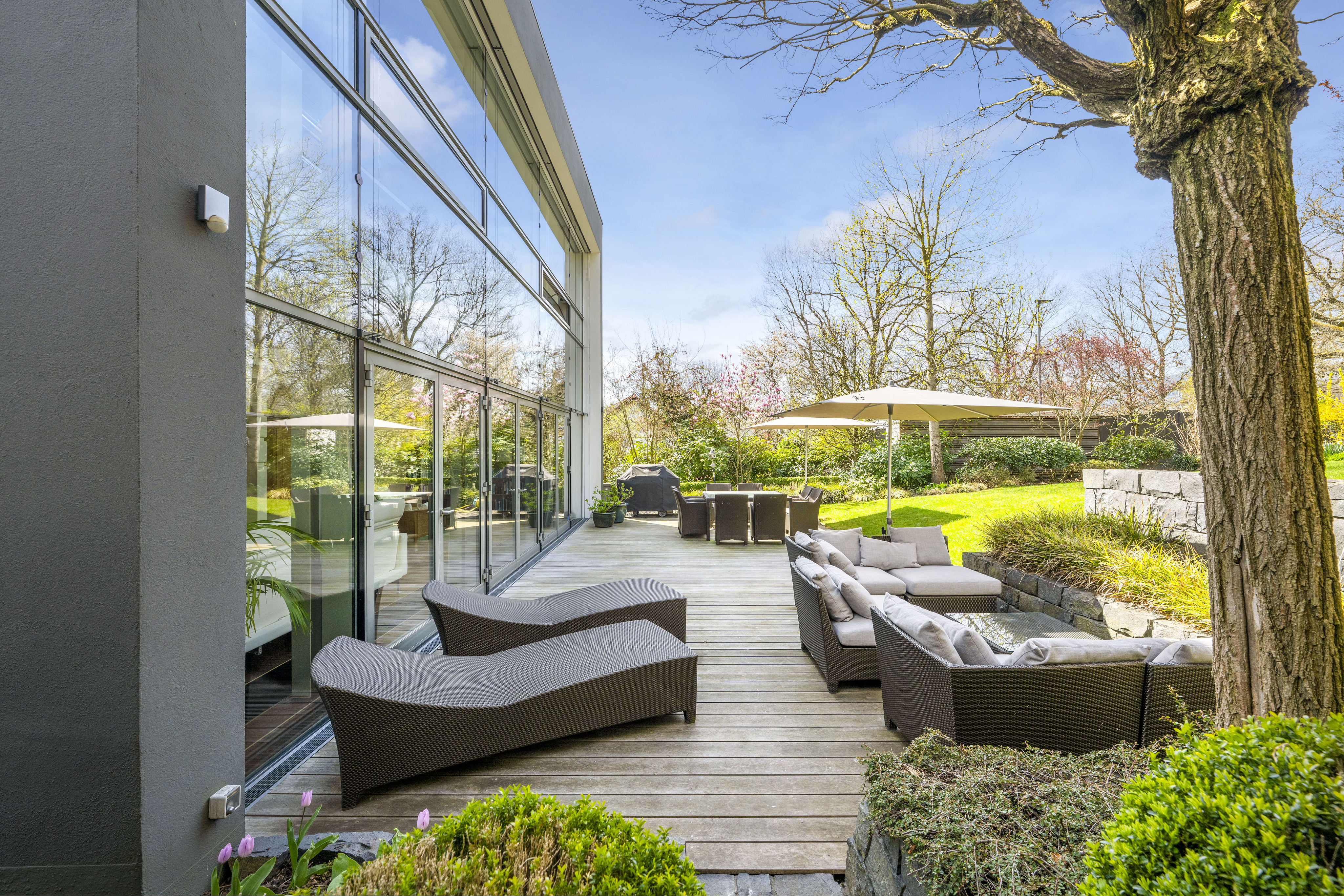 Architektur. Ruhe. Zuhause.  Preisgekrönte Villa in direkter Parklage.